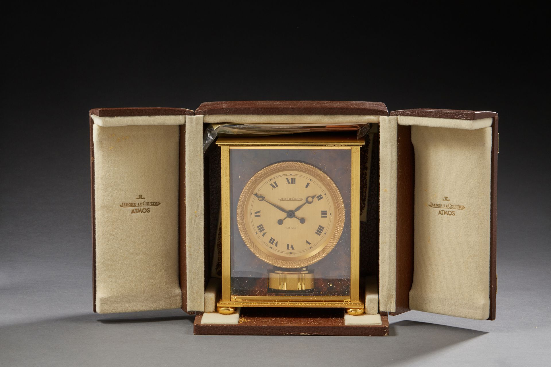Null JAEGER-LE COULTRE - 鎏金黄铜Atmos座钟，罗马数字，Bréguet指针，机芯原样，装在箱子里。