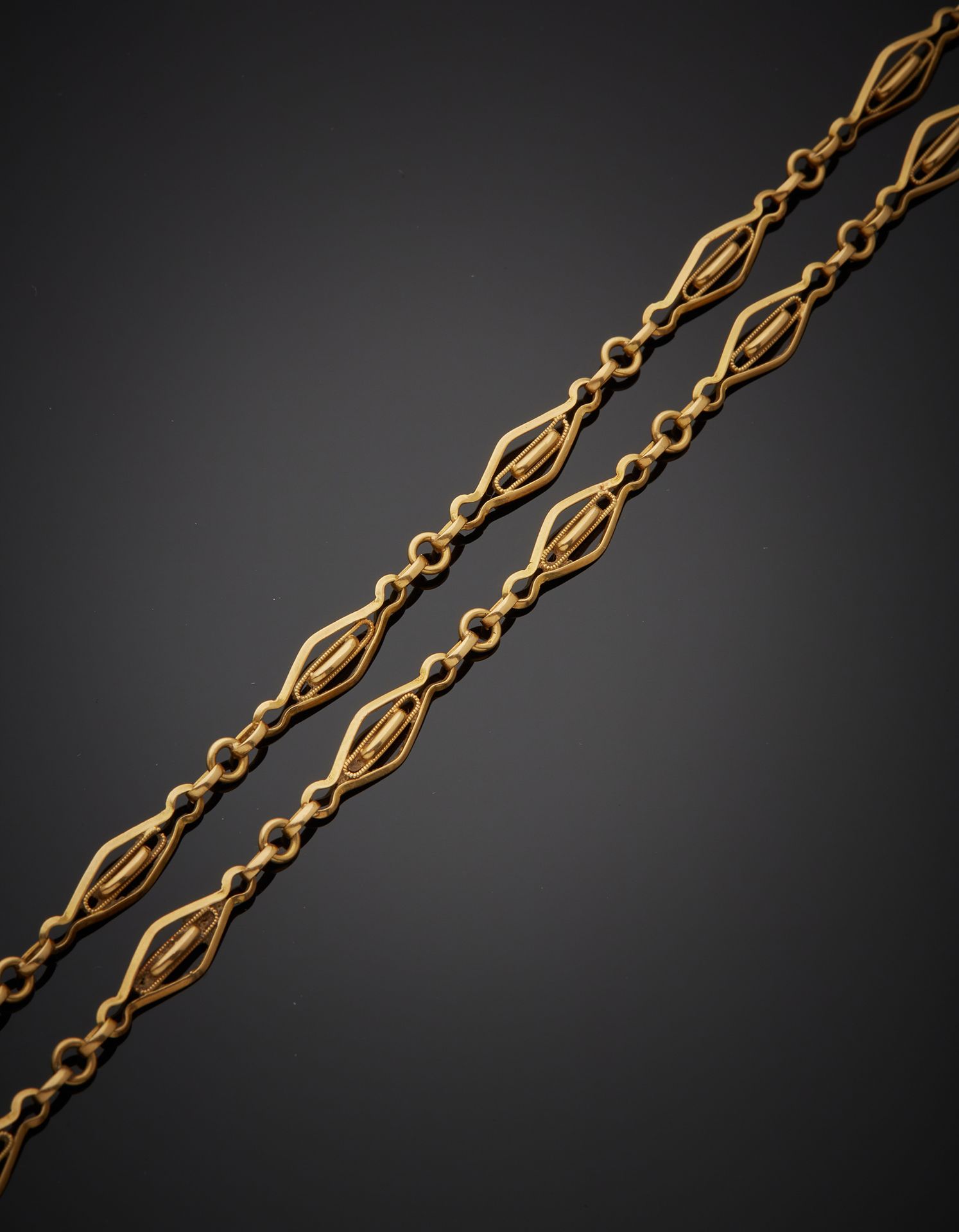 Null 750‰的18K黄金材质的Sautoir，带有丝状的椭圆形链节，弹簧环扣。1838-1919年该省的马头标志。

长约153厘米 毛重38.70克