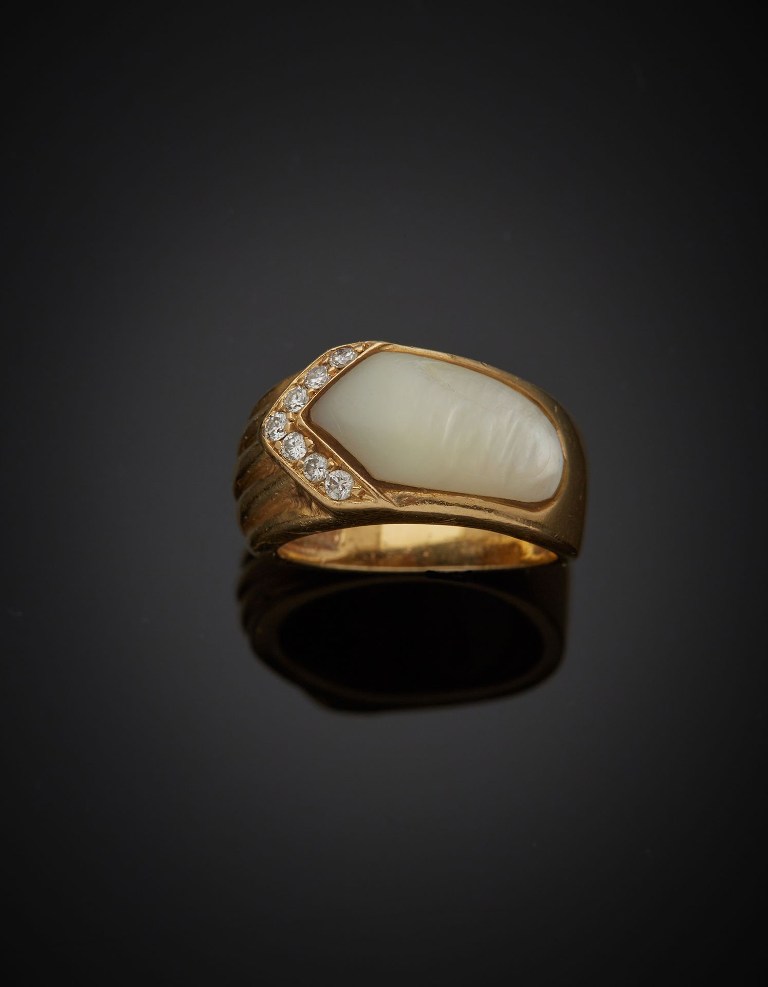 Null 一枚18K黄金750‰的戒指，装饰着珍珠母贝和镶有明亮式切割钻石的棋盘。

珍珠母上有使用和事故的痕迹。

手指大小49 毛重6.30克