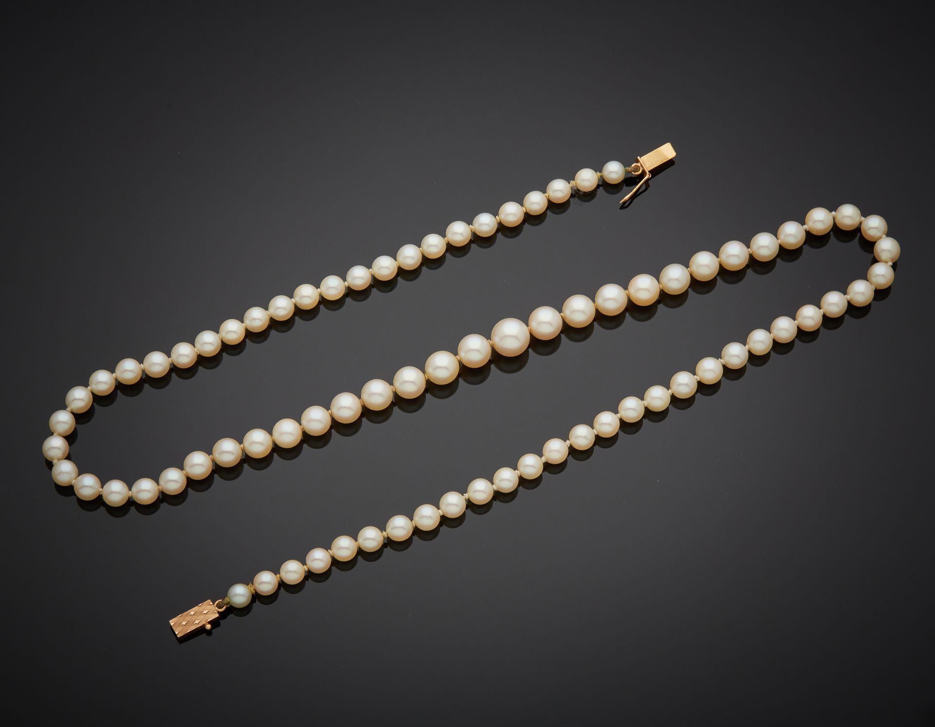 Null 坠落的养殖珍珠项链，安装在钢丝上，配有18K黄金750‰的长方形玑镂扣，有八个保险。

珍珠直径4.50 / 8毫米 长52厘米 毛重22.90克