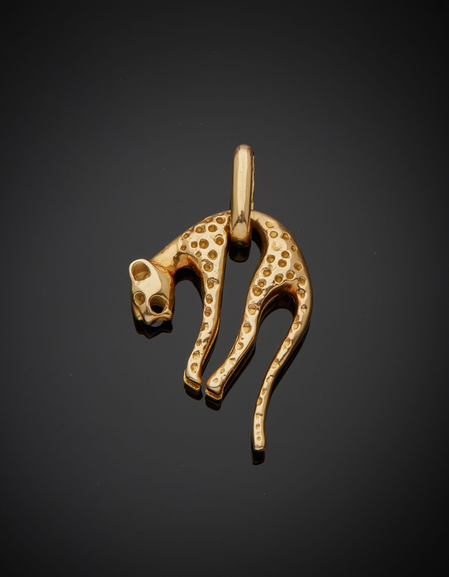 Null Panther pendant in 18K yellow gold 750‰, fitted with a large bélière, on a &hellip;