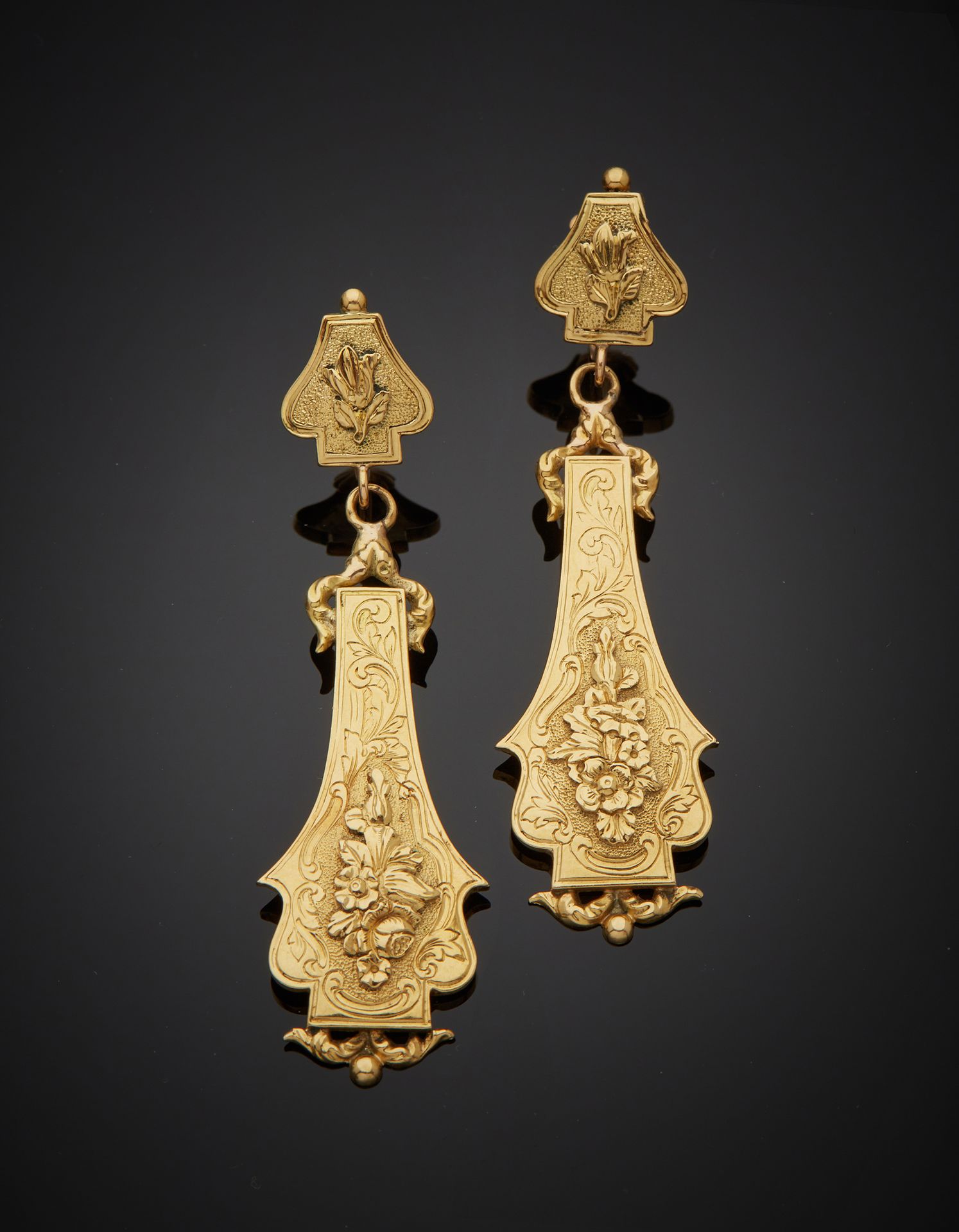 Null Pair of 18K yellow gold 750‰ articulated earrings, composed of a scalloped &hellip;