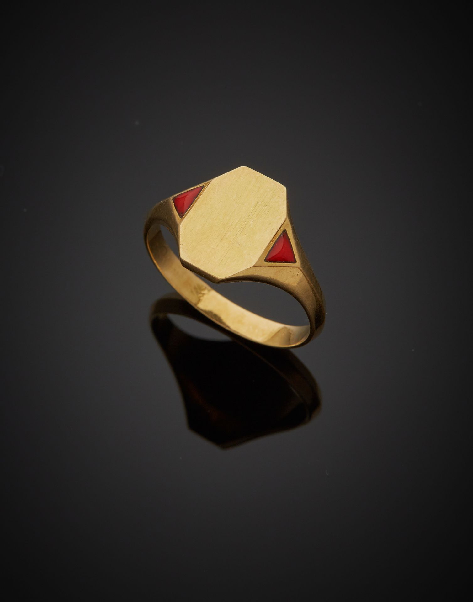 Null Chevalière，18K黄金750‰，细长的八角形顶部有红色珐琅三角肩。

手指大小55，毛重4.50克