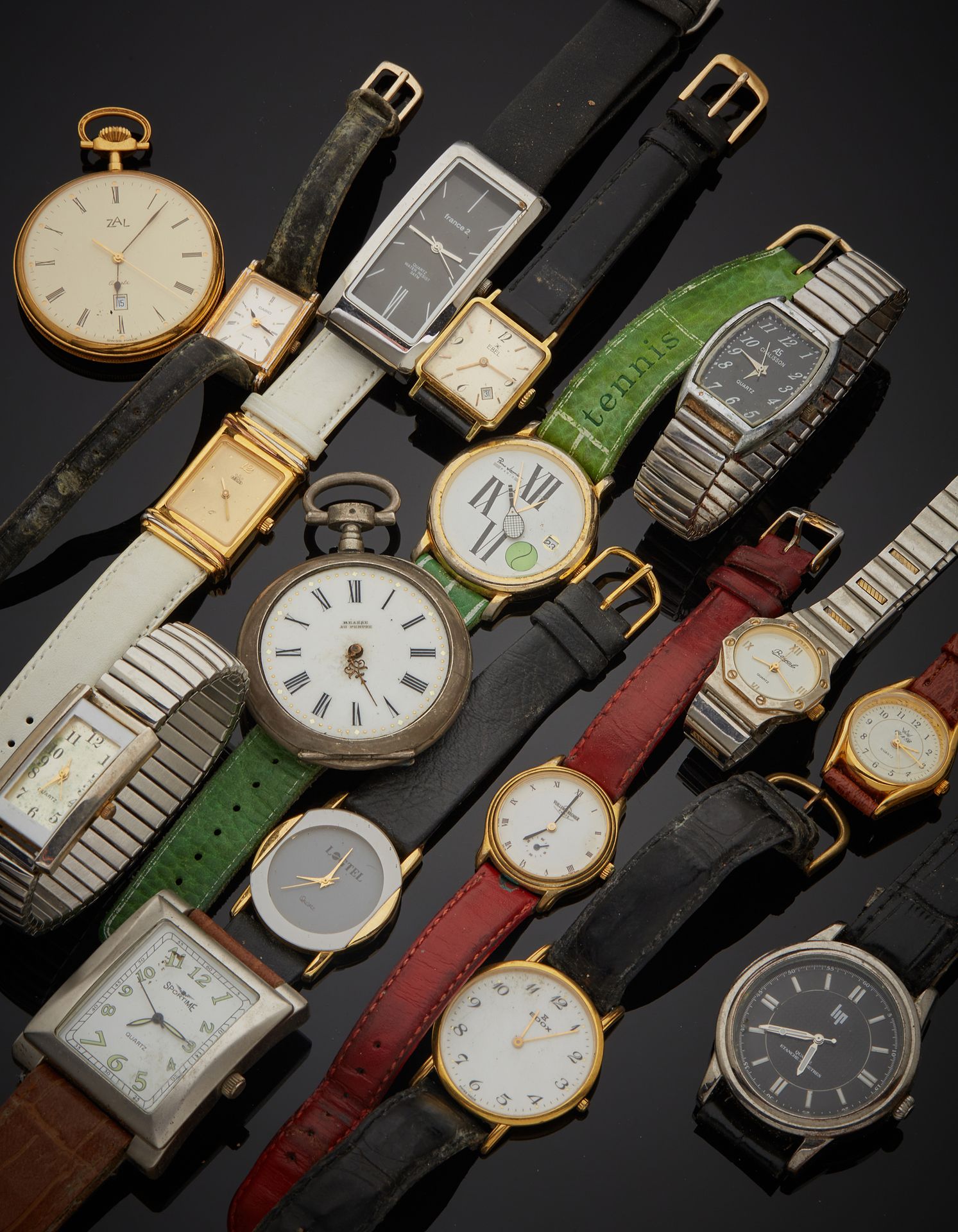 Null Lot von Armbanduhren, darunter Swatch und Lip. 

Dazu kommen Taschenuhren u&hellip;