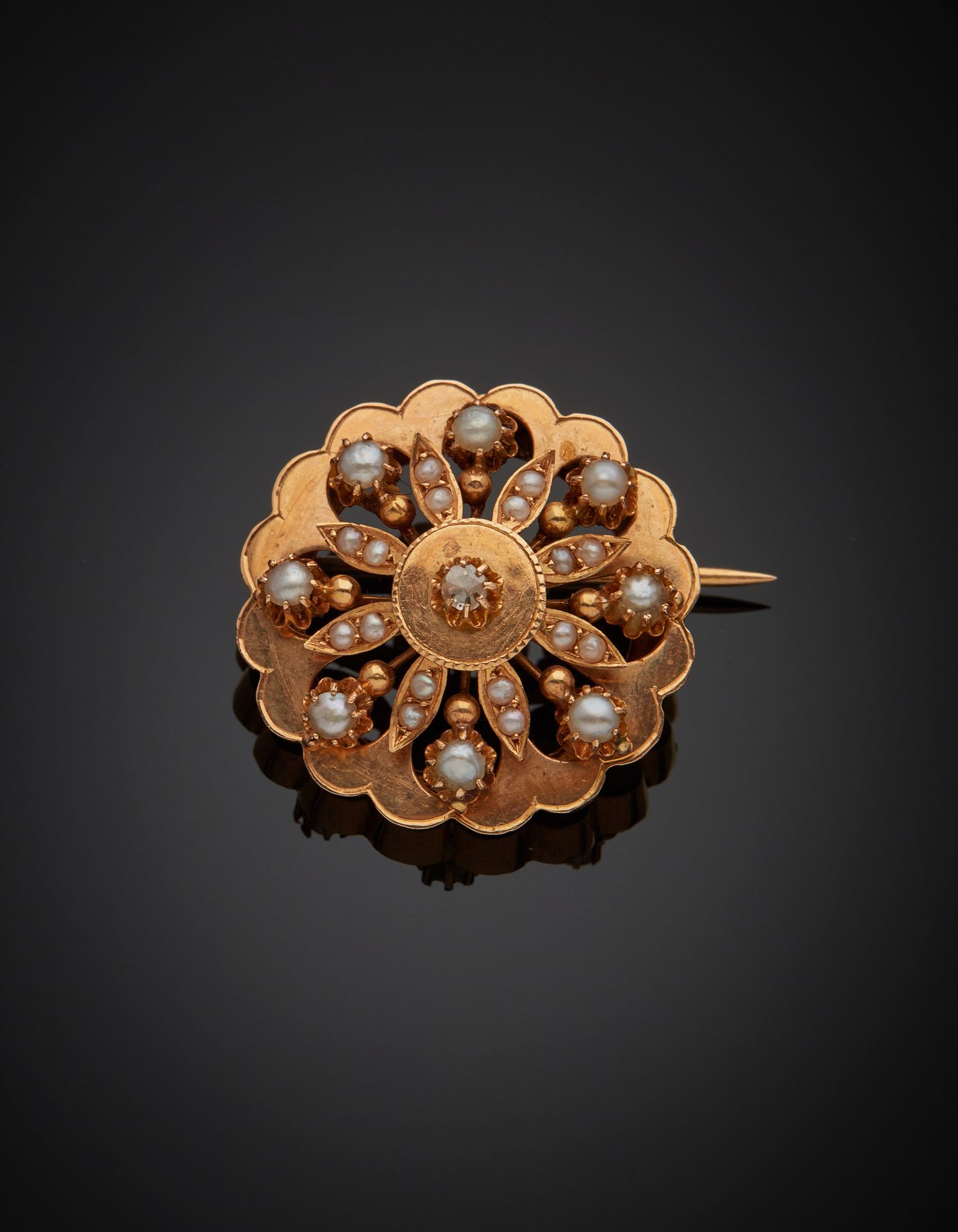 Null 18K yellow gold 750‰ round brooch set with a rose-cut diamond at its center&hellip;