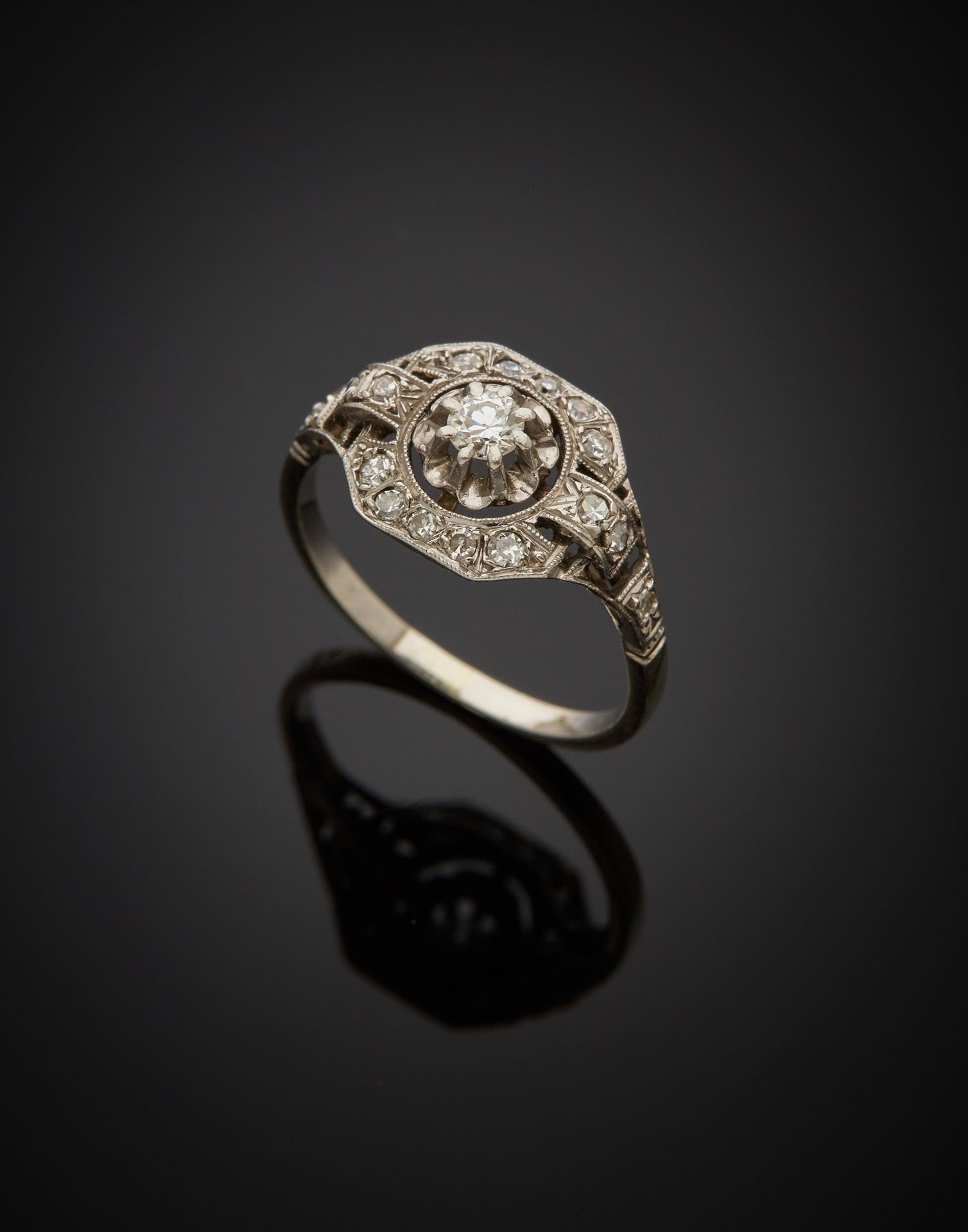 Null 一枚18K白金750‰和铂金850‰的戒指，呈几何形状，中央镶嵌着一颗半切钻石，周围环绕着八分之一的钻石。

石头碎裂，有使用的痕迹。法国作品，约19&hellip;