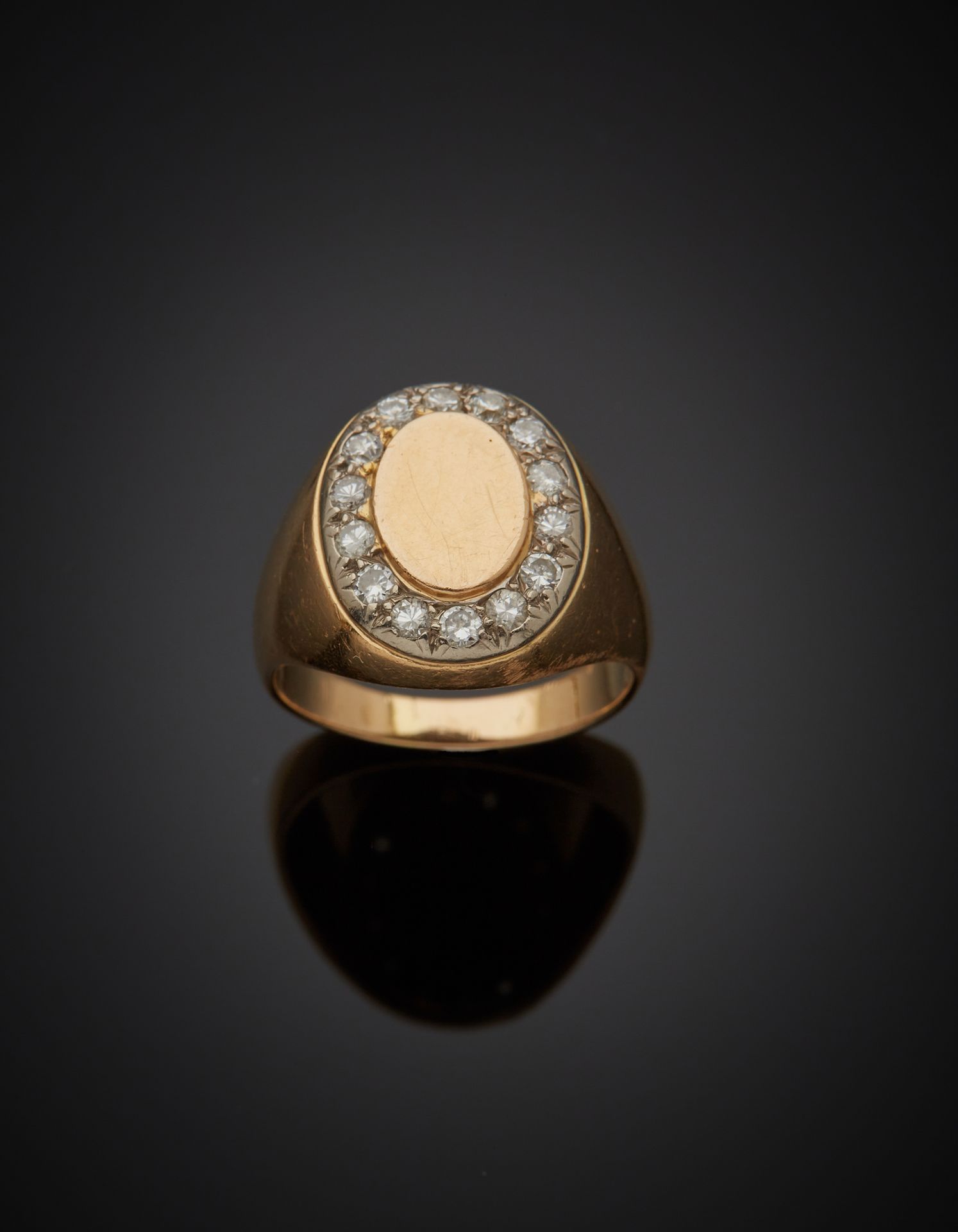 Null Chevalière in 18K two-tone gold 750‰, oval in shape, the top adorned with a&hellip;