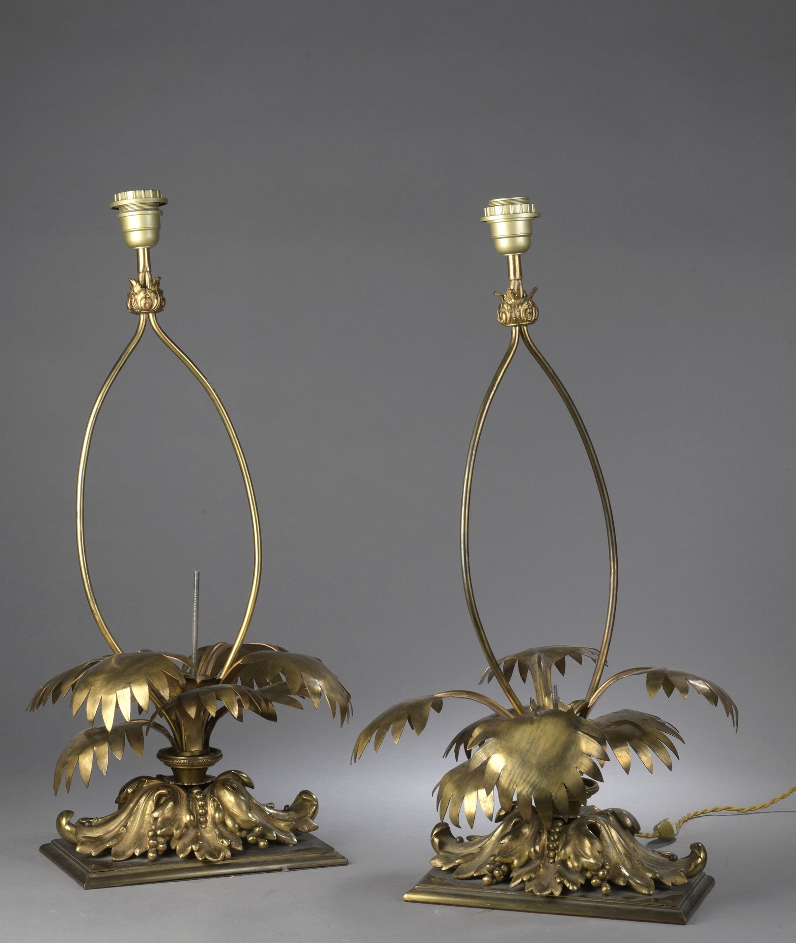 Null 一对查尔斯家族风格的灯具，镀金切割金属，中间部分有叶子。

事故

H.60厘米