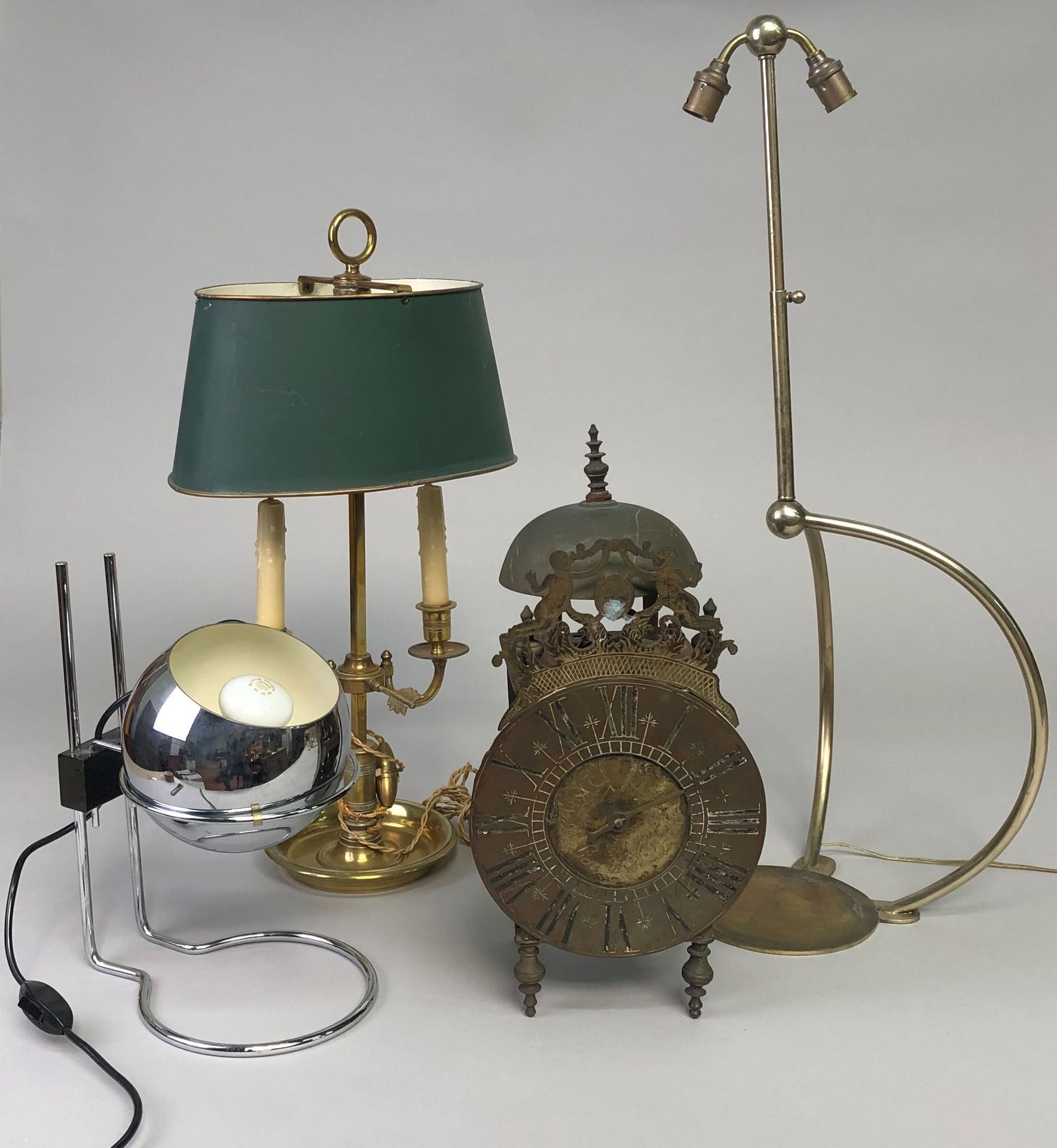 Null 曼内特包括:

- 一个金属彗星钟，表盘上有罗马数字。高度：40厘米

- 一个灯架。高度：67厘米

- 一盏金属台灯和一盏鎏金黄铜热水瓶灯，绿色漆&hellip;