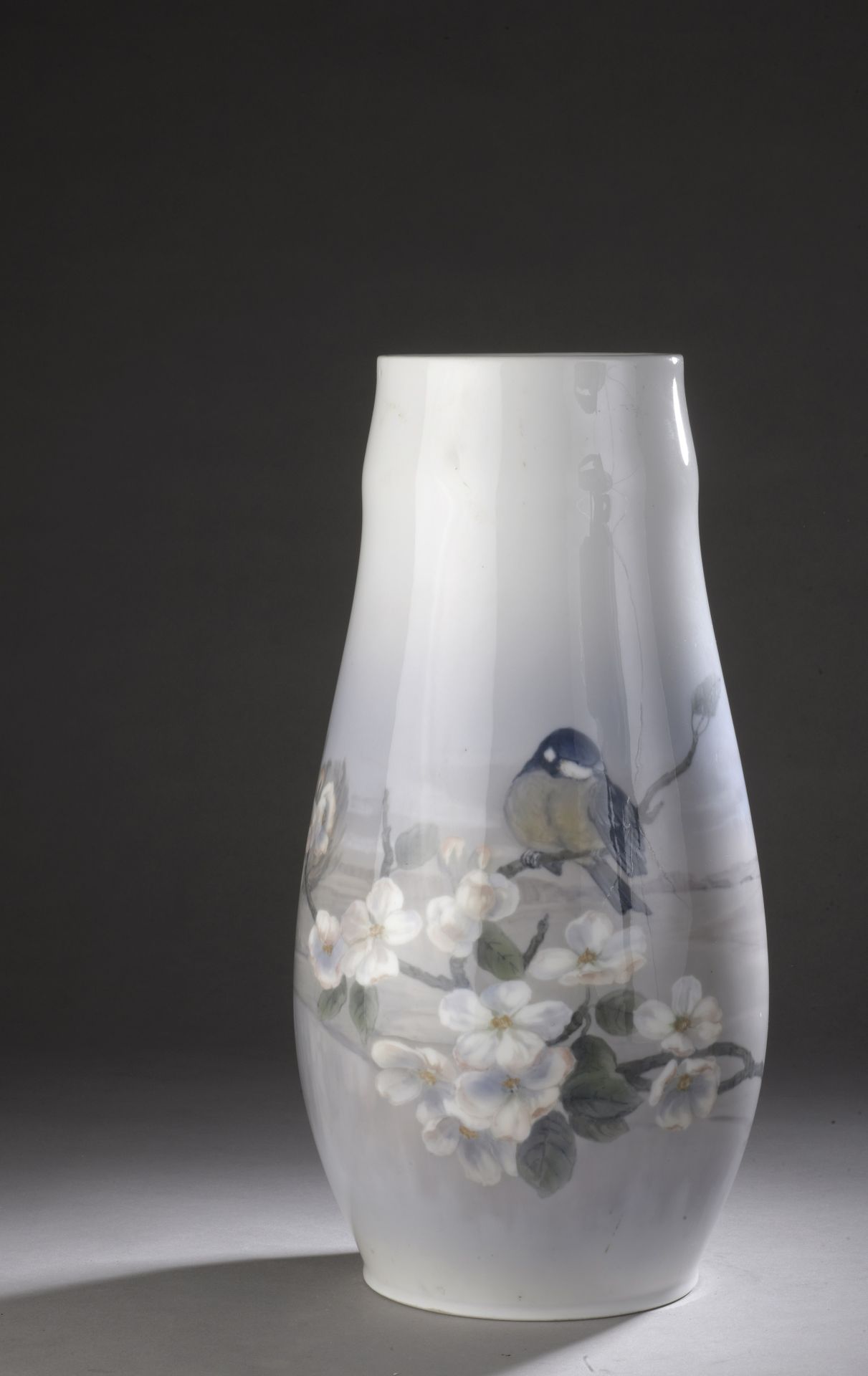 Null 樱花树枝上的蓝色山雀的瓷瓶。

丹麦Bing Grondahl制造，签名。

H.40.5厘米