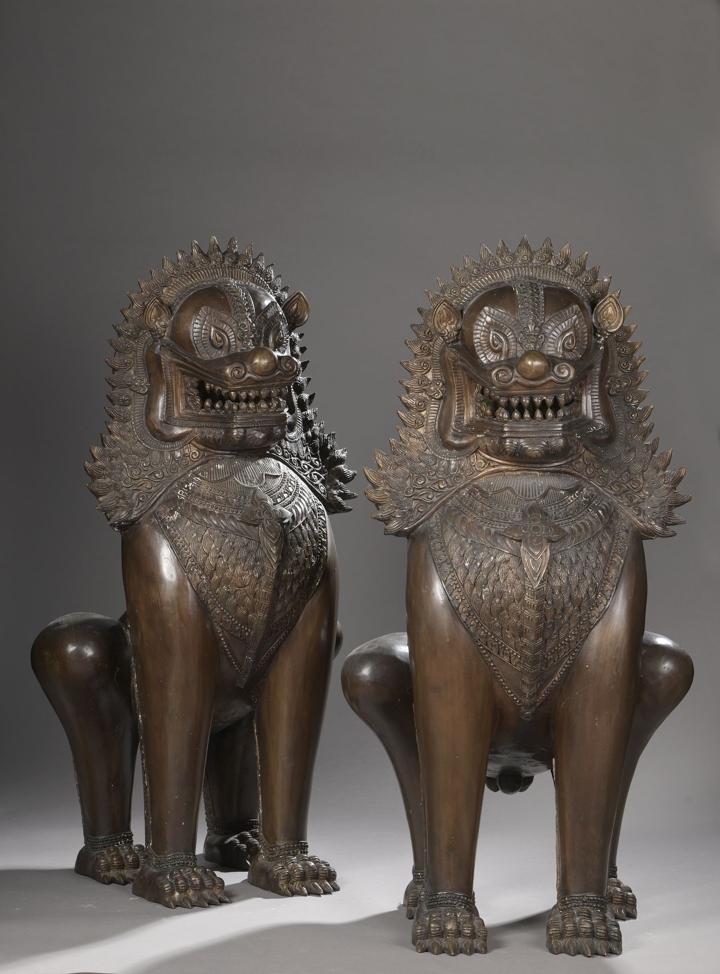 Null PAIRE DE LIONS SINGHA assis en bronze. 

Thaïlande, XXe siècle. 

H. 99 cm