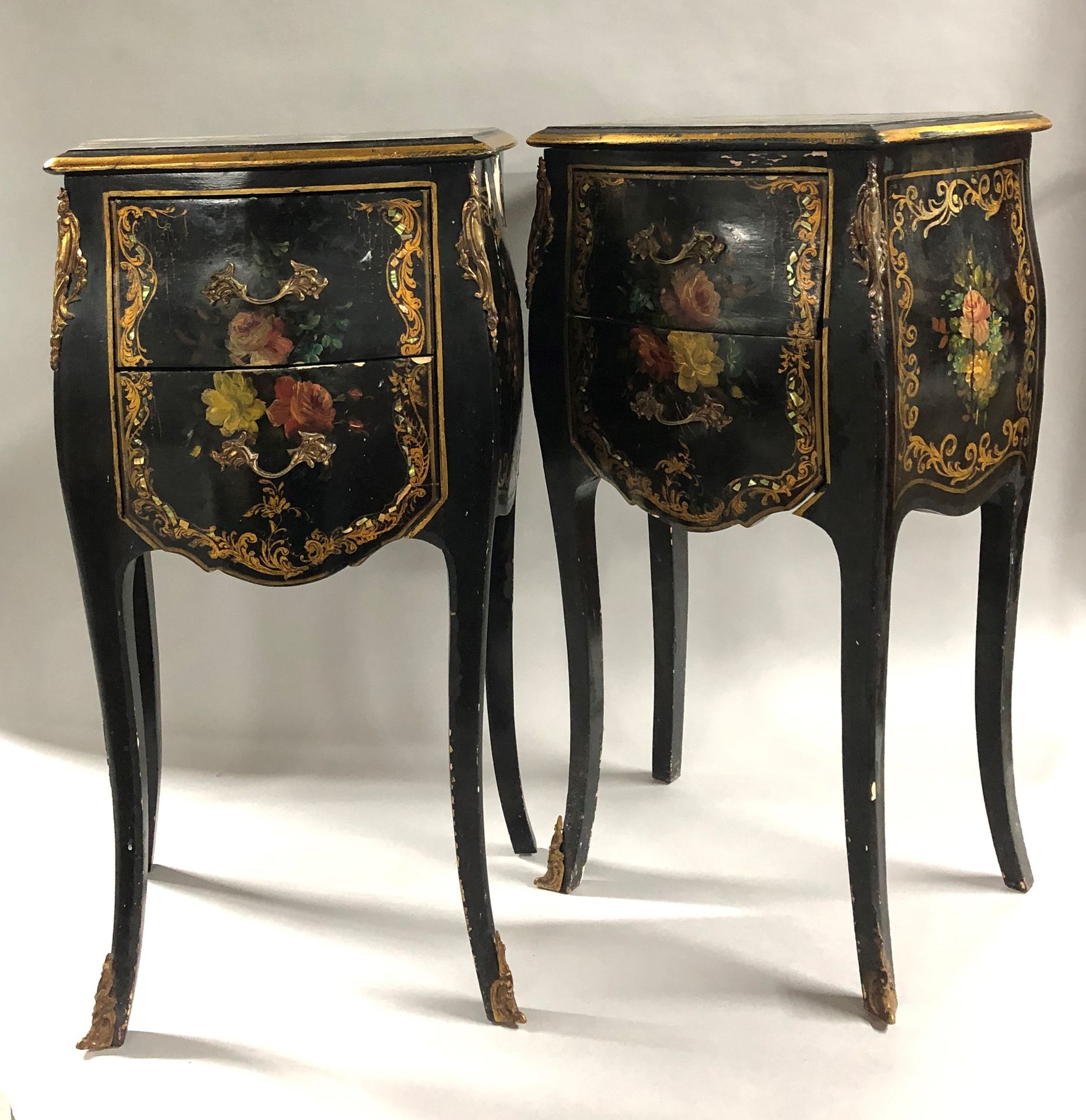 Null Petite paire de commodes en bois noirci et incrustations de nacre à décor p&hellip;