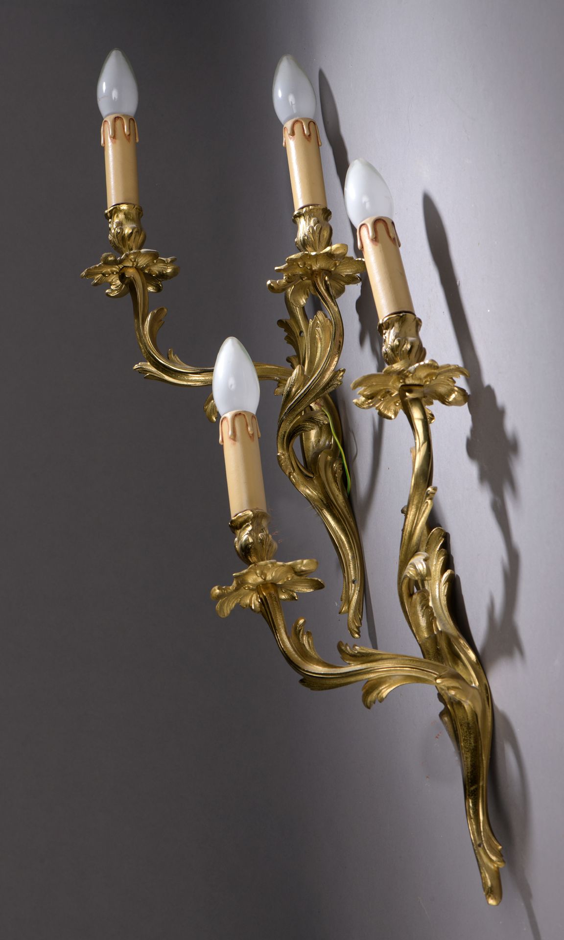 Null Paire d'appliques en bronze doré à deux bras feuillagés.

Style Louis XV. 
&hellip;
