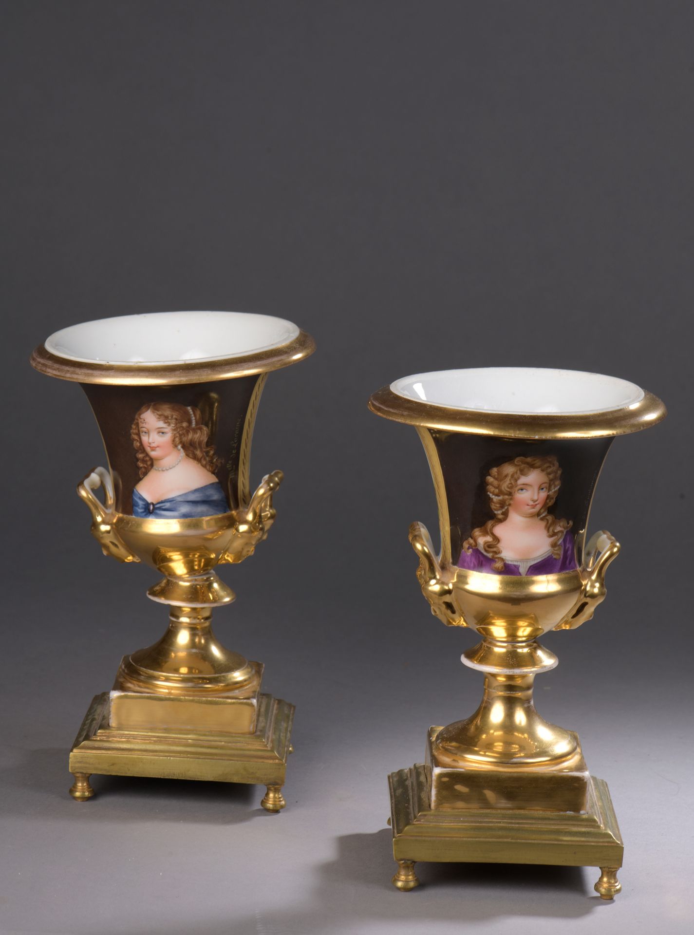 Null PARIS

Pair of Medici vases with polychrome decoration in two gold reserves&hellip;