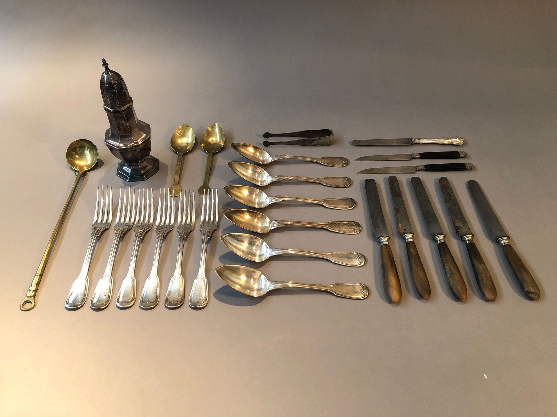 Null 镀银拍品包括六个镀银的鱼叉和汤匙，糖钳，沙拉服务器和一个勺子，一个黄铜勺子和两个勺子，五个木柄刀，两个水果刀和杂物。