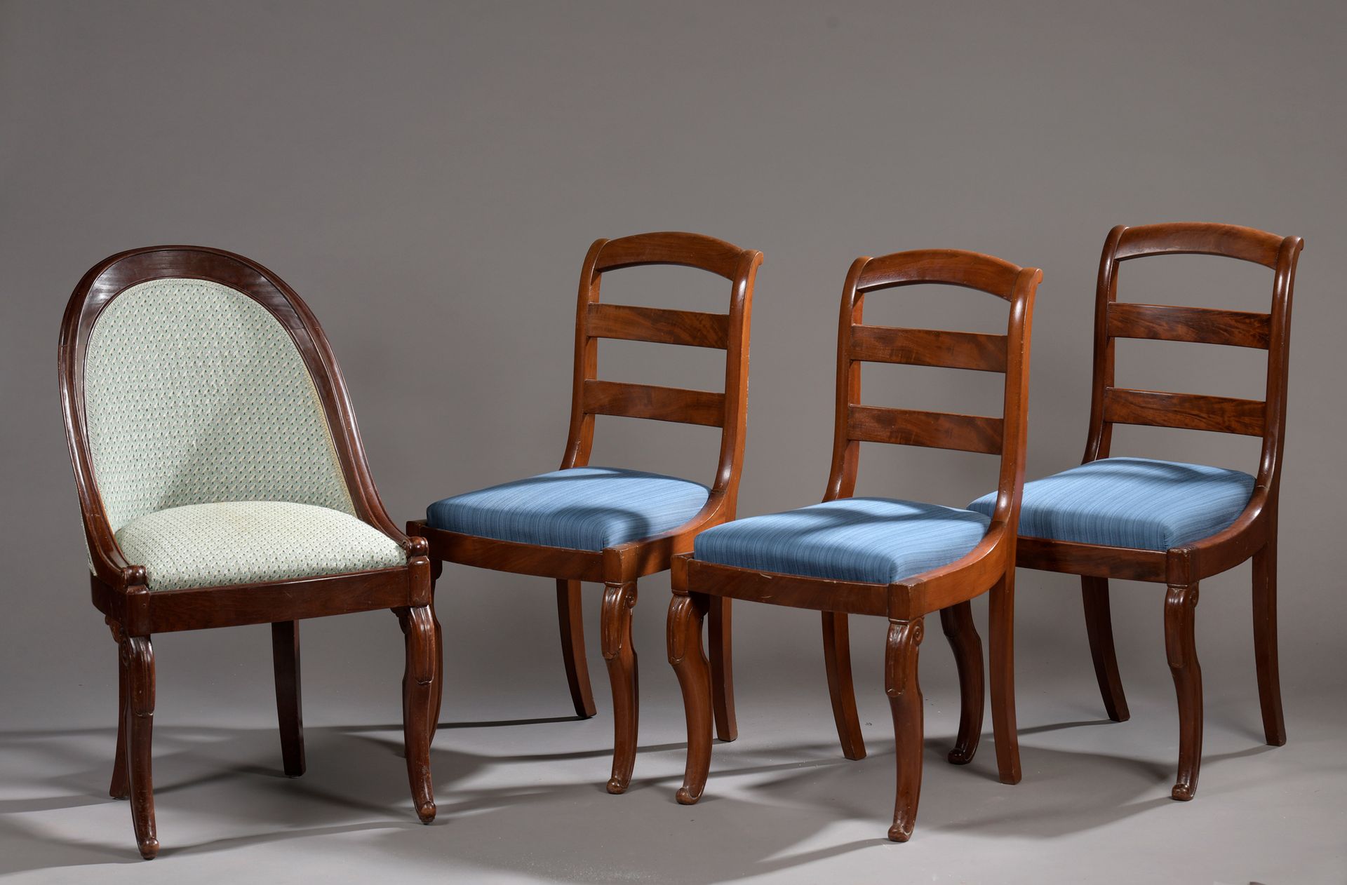 Null 一套八把桃花心木和桃花心木饰面的椅子。

镂空的背面有两道杠。

前腿在控制台。

复原风格，19世纪末。

H.85 - W. 46,5 - D. &hellip;