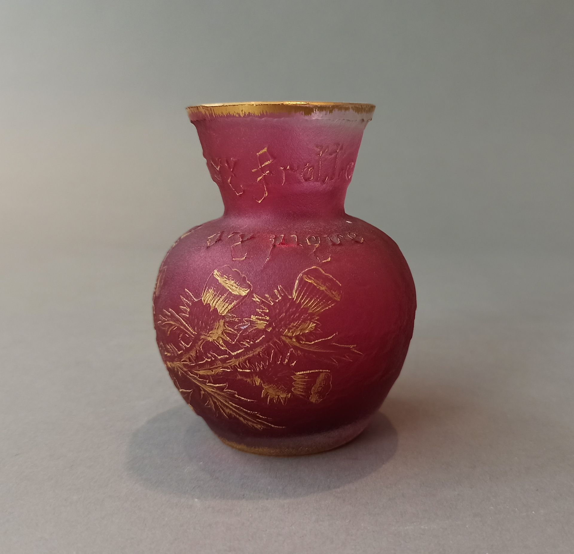 Null DAUM

Vase en verre double de forme ovoïde à col évasé, décor dégagé à l'ac&hellip;