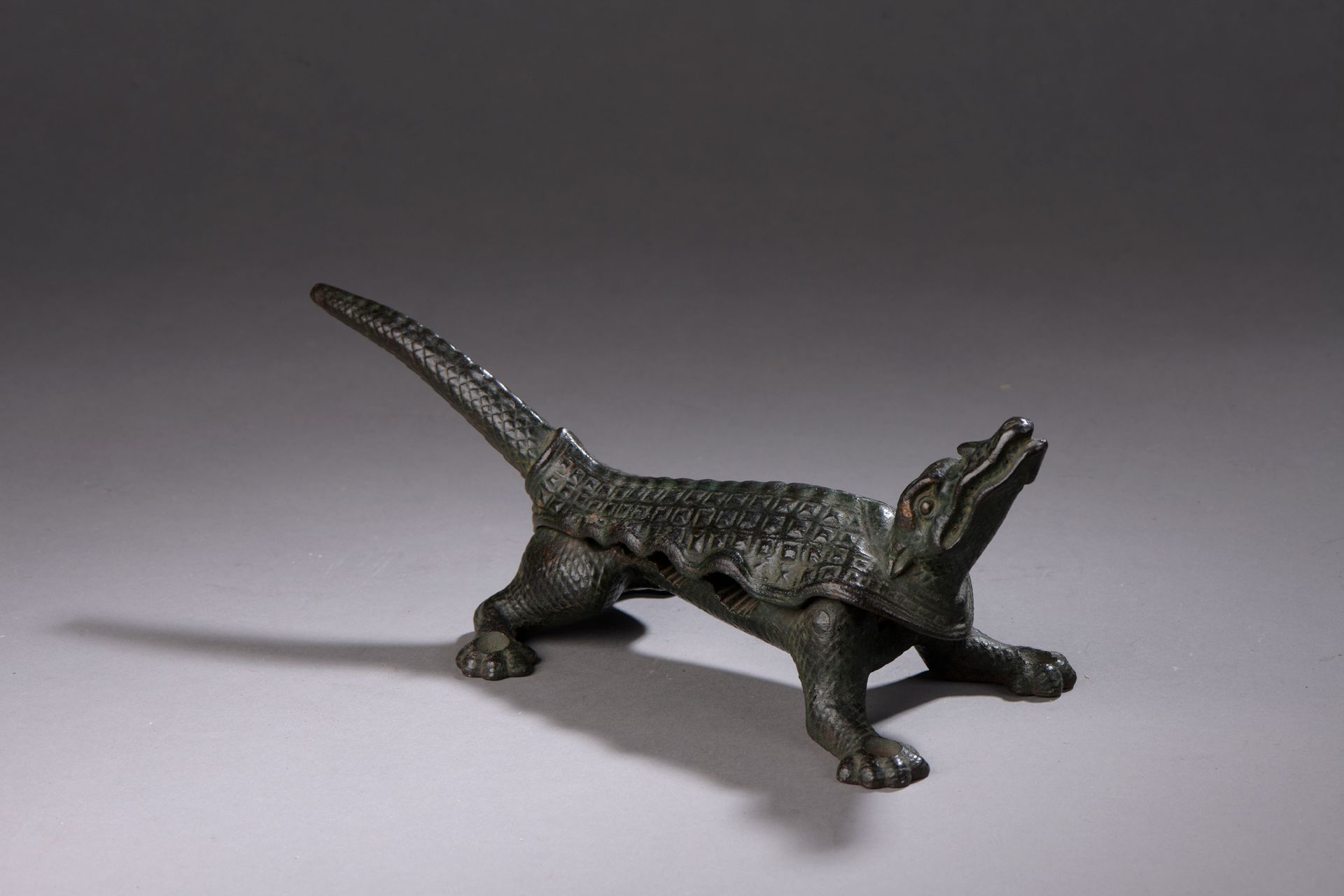 Null Mache stopper in cast iron in the shape of crocodile.

L. 29 cm
