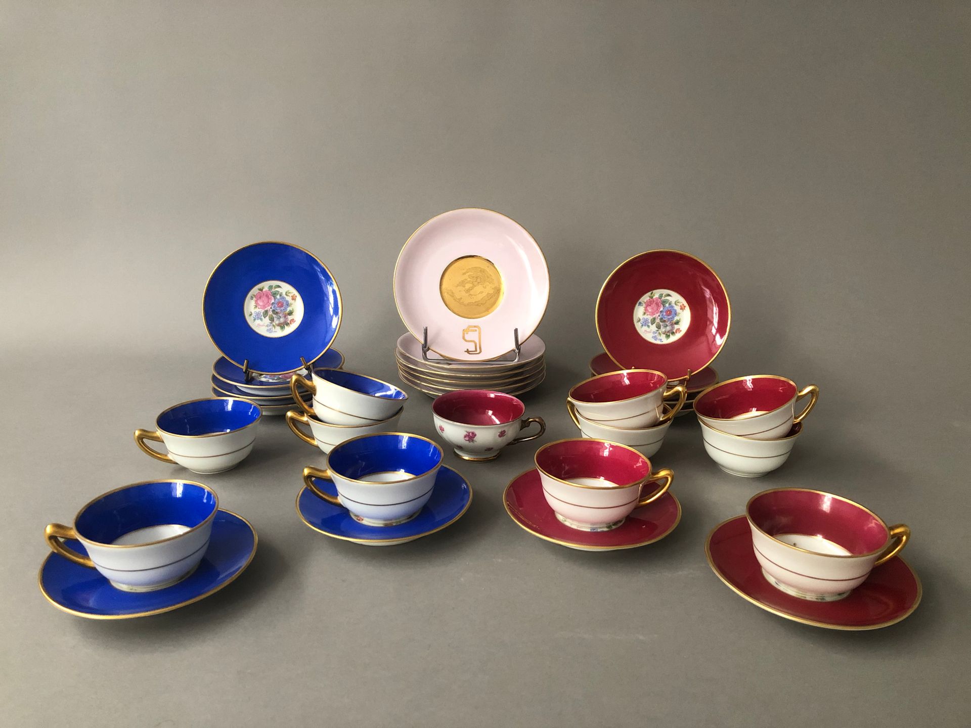 Null Lote de porcelana que incluye: 

- LIMOGES, ROBERT HAVILAND y LE TANNEUR

S&hellip;