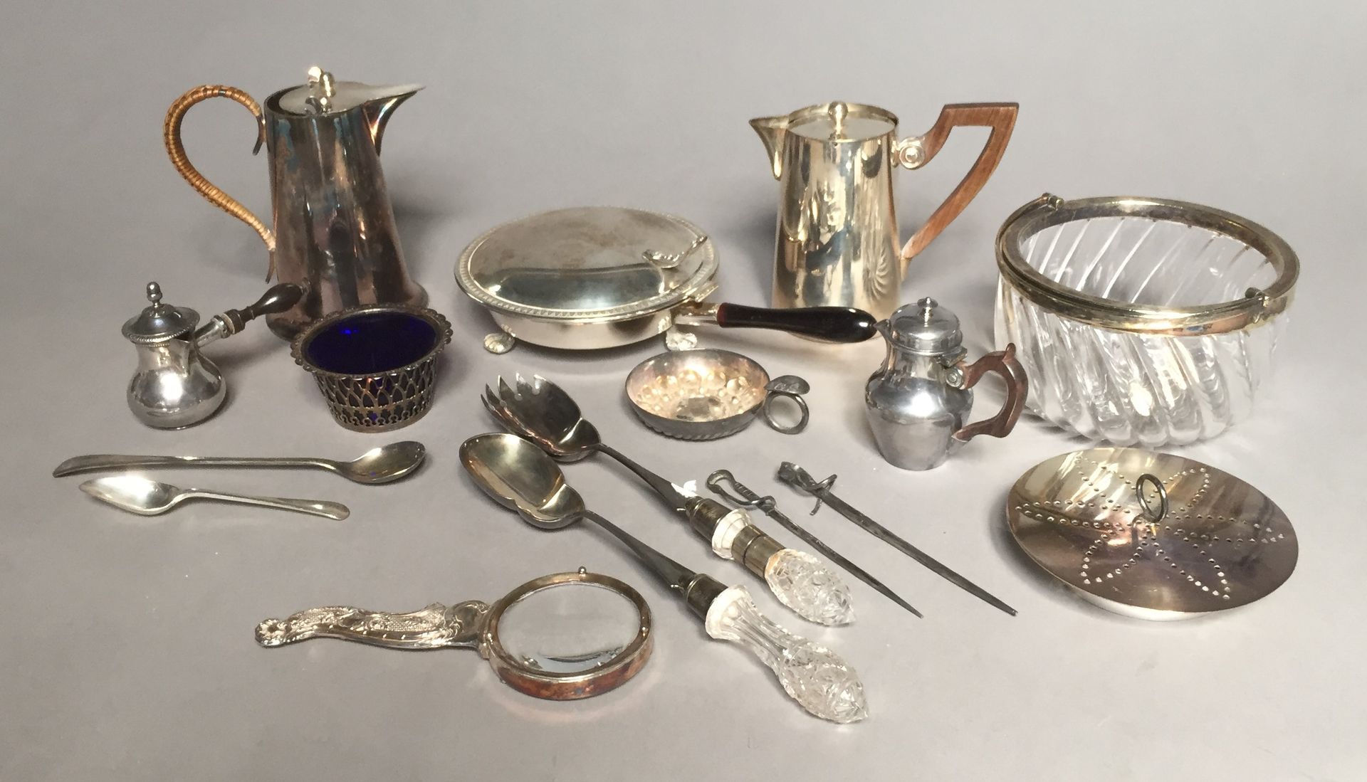 Null Lot in silver plated metal including a covered frying pan, an ice bucket, t&hellip;