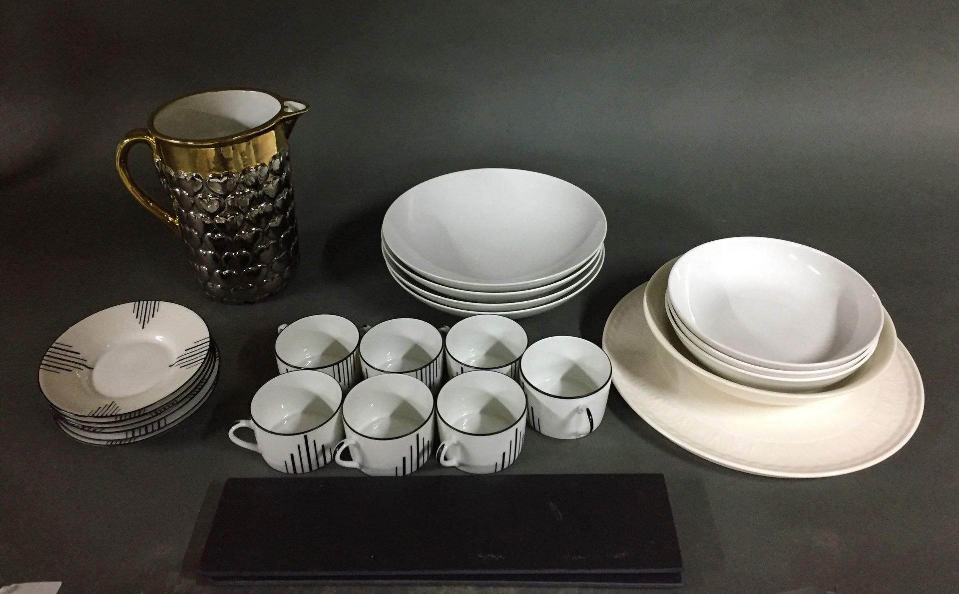 Null Mannette of dishes including DIOR and LIMOGES: 6 porcelain dessert plates, &hellip;