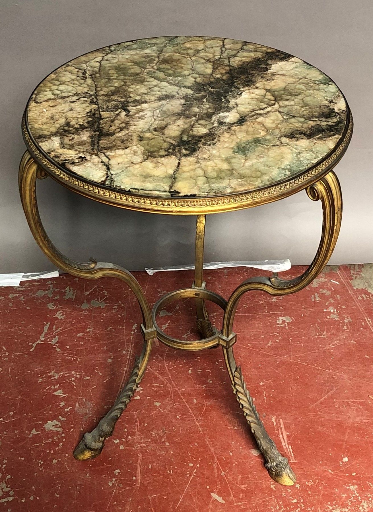 Null Tripod pedestal table in chased and gilded bronze, decorated with friezes o&hellip;