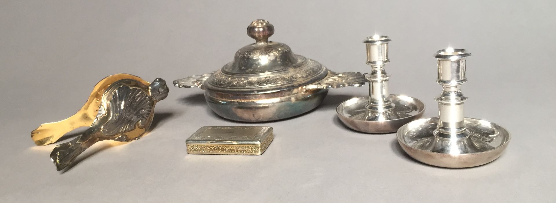 Null 一件锡器拍品包括一个有盖碗，两个旅行烛台，一个拉普和一个长方形盒子。