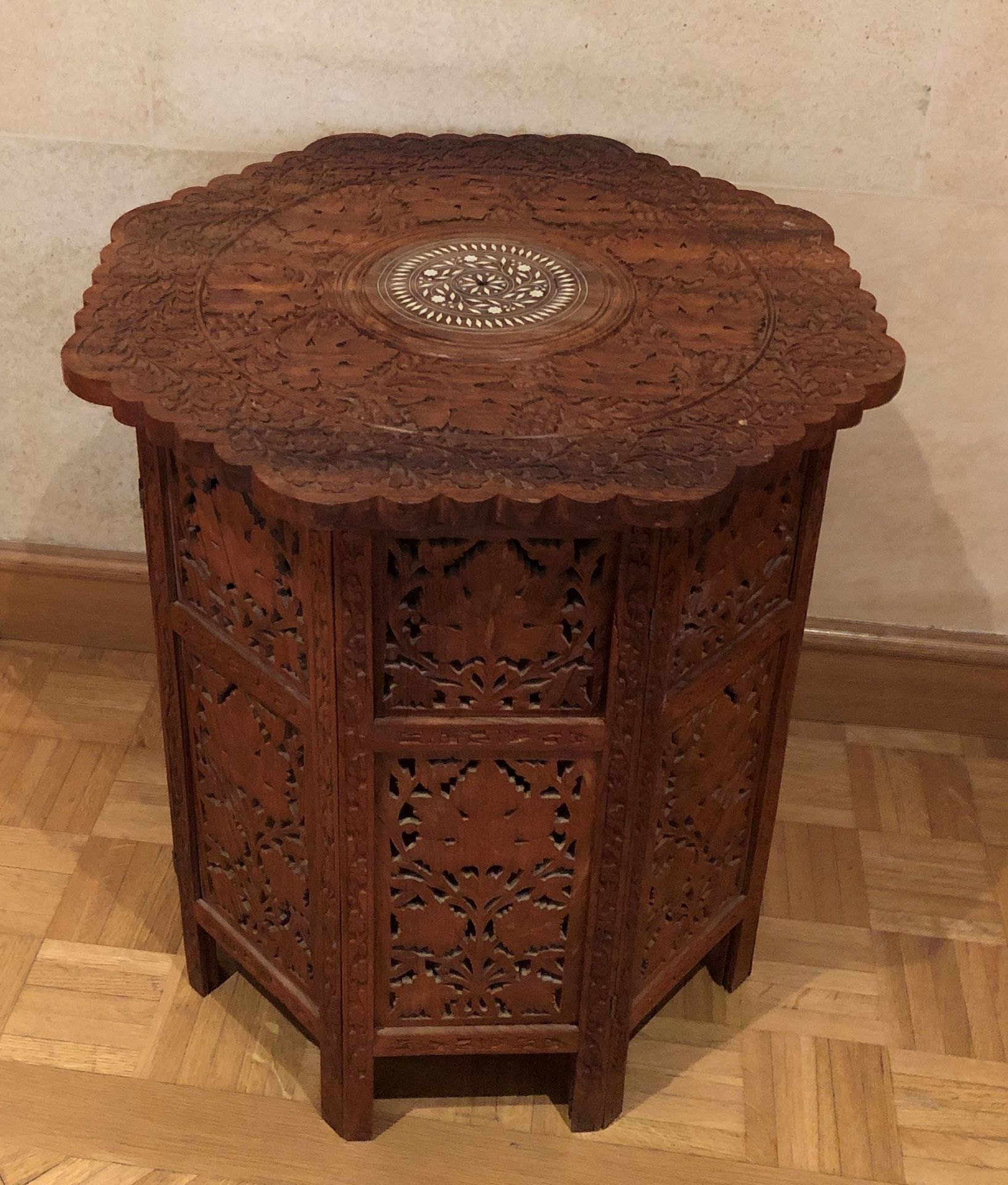 Null 套装包括 :

- 镶嵌珍珠母的木质雕花基座桌。

叙利亚作品，20世纪

64 x 58 cm

- 两个床头柜，一个涂成蓝色

58 x 61,5&hellip;