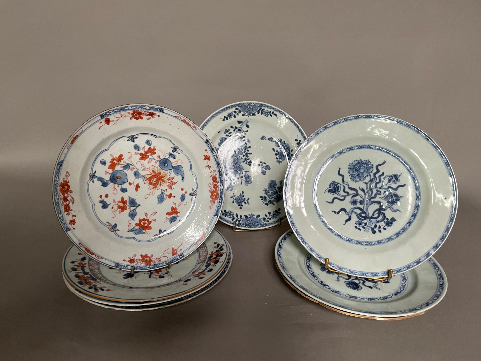 Null 一套8个瓷盘。

- 两个盘子用蓝色釉下彩装饰的花朵。中国，以印度公司的风格。D. 23和23.5厘米

- 瓷盘上有蓝色釉下彩的花卉图案装饰。中国，&hellip;