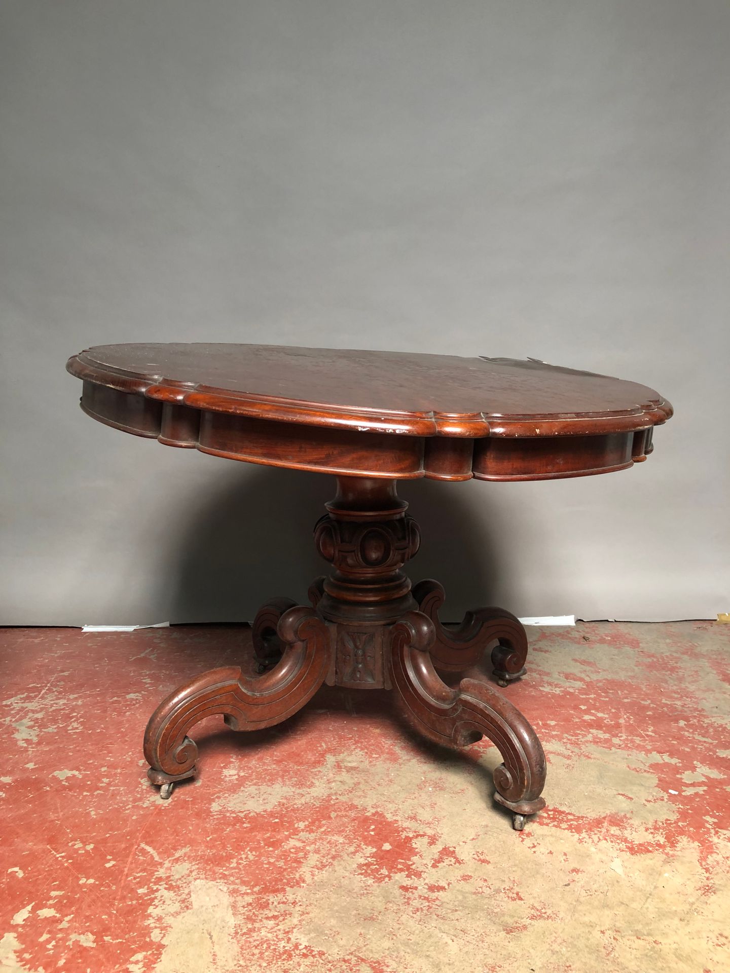 Null Mahogany and mahogany veneer pedestal table opening by two drawers in the b&hellip;