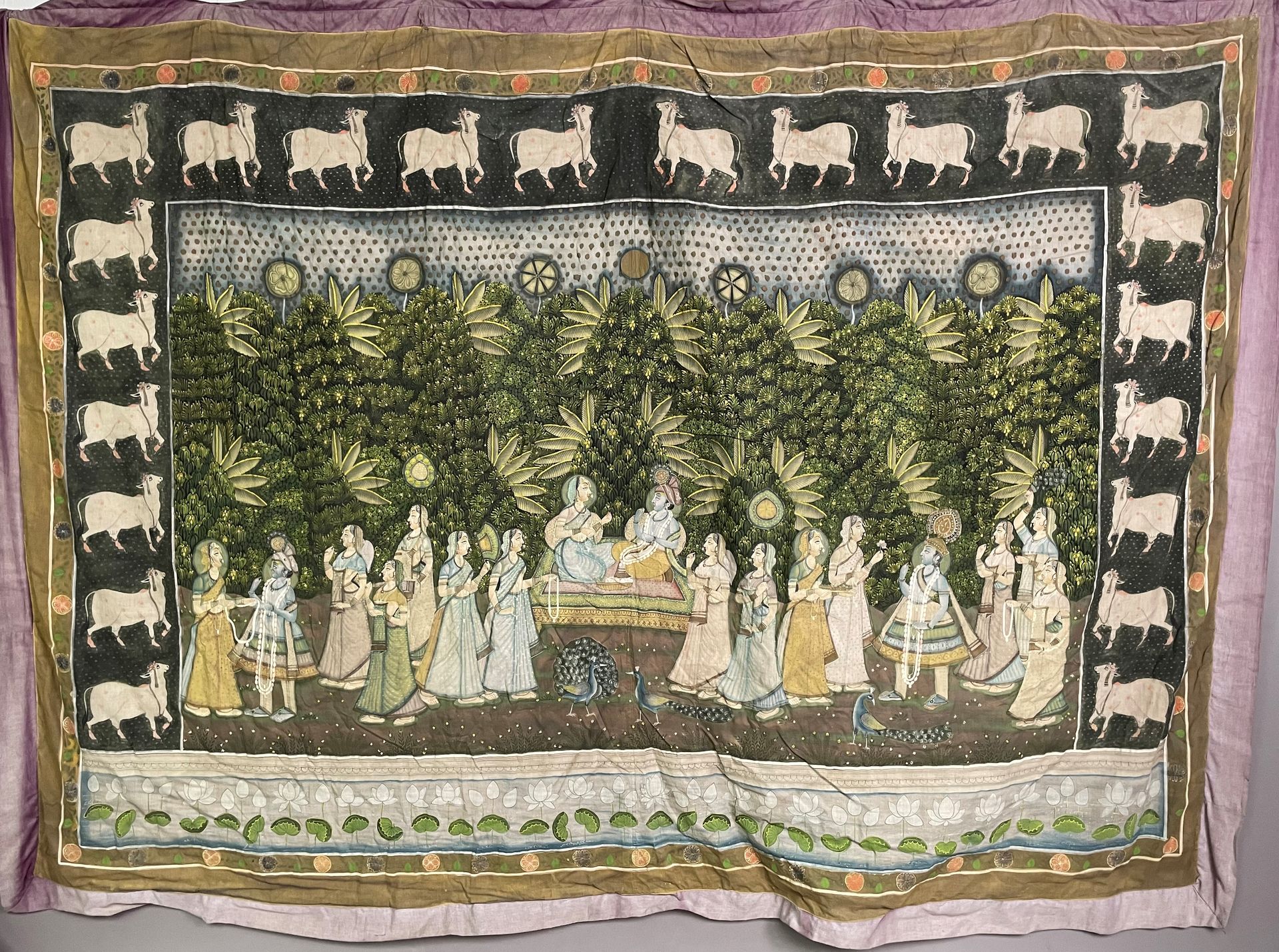 Null Trois peintures indiennes sur tissu représentant des scènes animées de Radh&hellip;