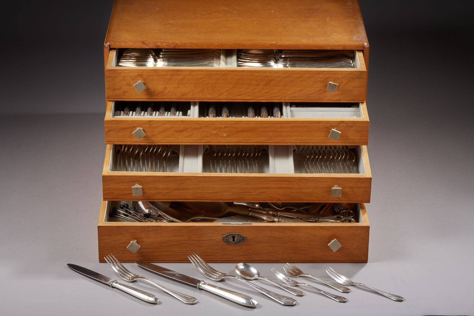 Null Ménagère en métal argenté de style Art déco, comprenant douze fourchettes d&hellip;