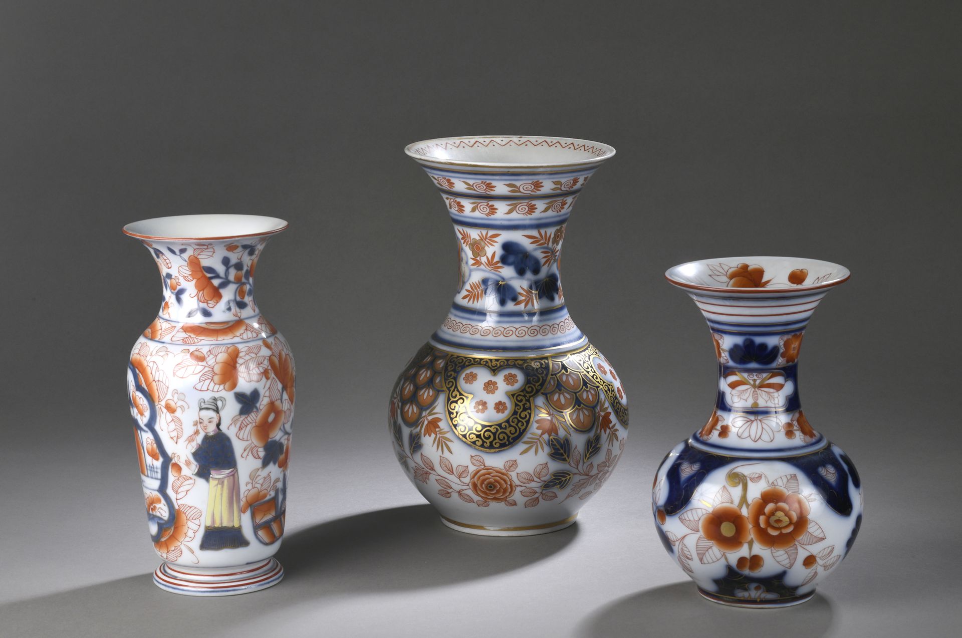 Null 巴耶克斯(BAYEUX)

本拍品包括三件带有伊万里装饰的瓷器，边缘有蓝色丝线，其中一件装饰有中国妇女。脖子上的花。

19世纪。

H.28厘米、2&hellip;