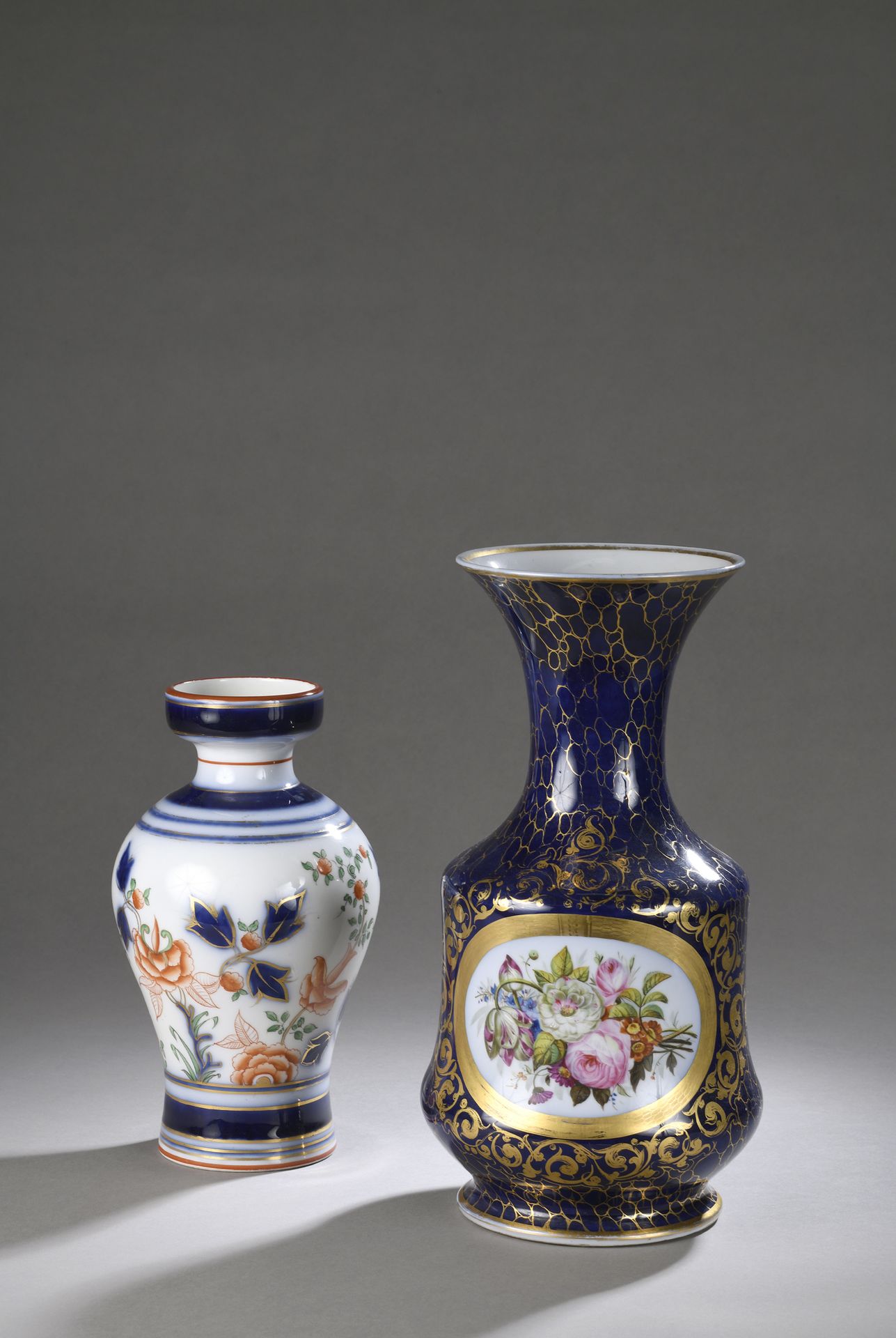 Null 巴耶克斯(BAYEUX)

本拍品包括两个不同形状的多色花装饰的瓷器容器。边缘的蓝线。

19世纪。

H.24.5厘米和32厘米