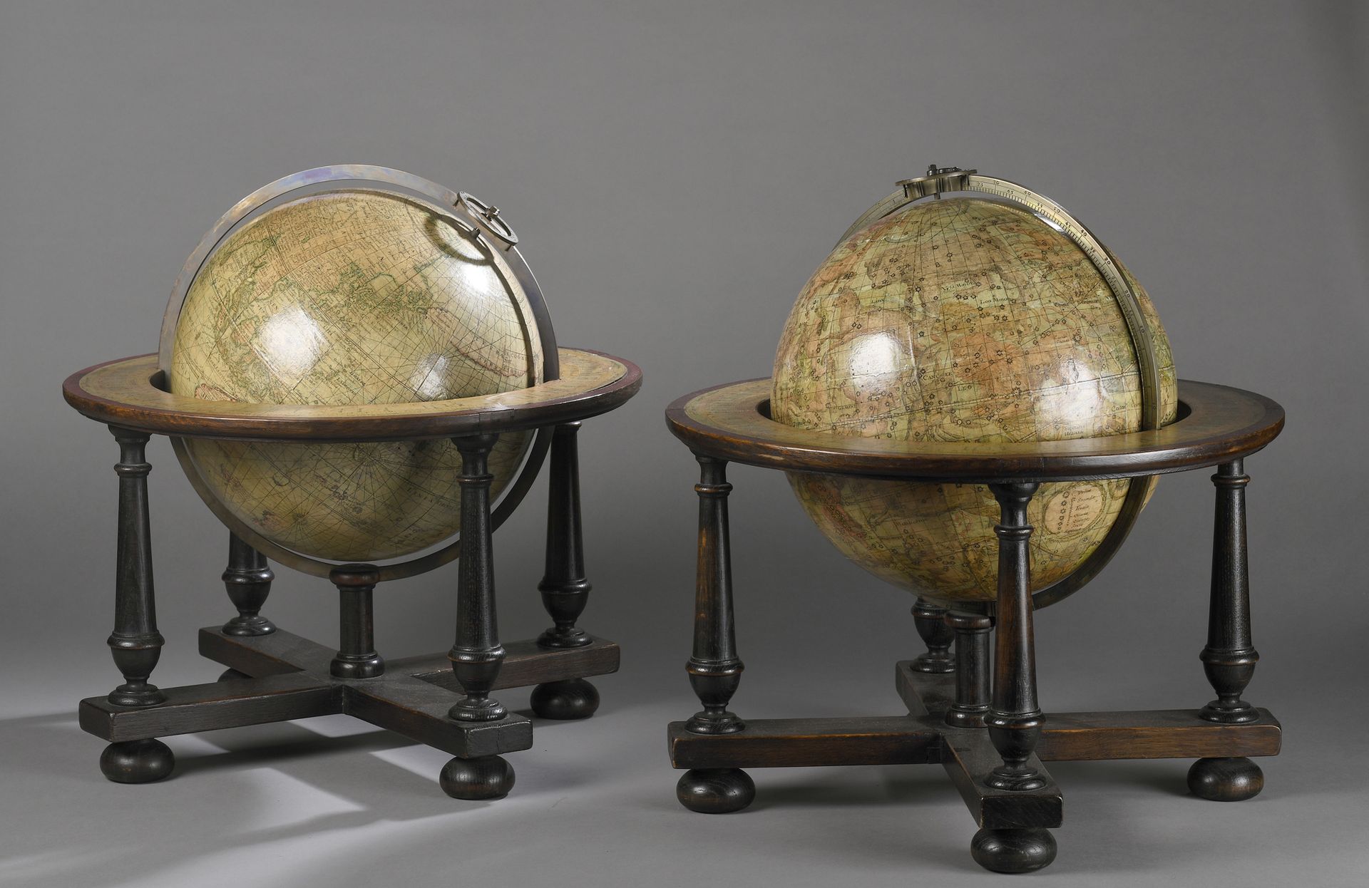 Null PAIRE DE GLOBES CELESTE ET TERRESTRE de table

Les sphères soutenues par de&hellip;