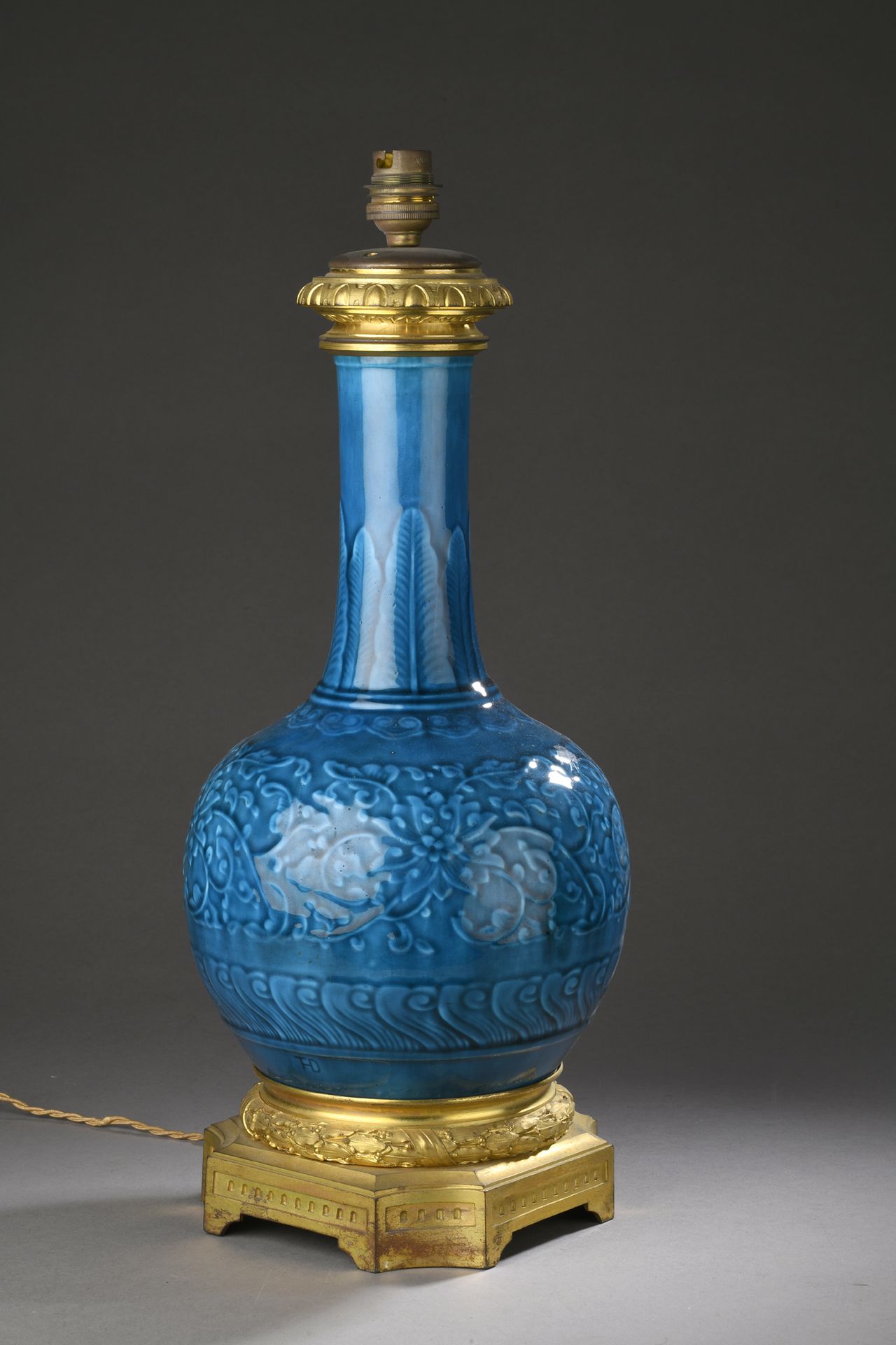 Null Theodore DECK (1823-1891)

VASE mit türkisblauem Grund, eiförmig mit Relief&hellip;