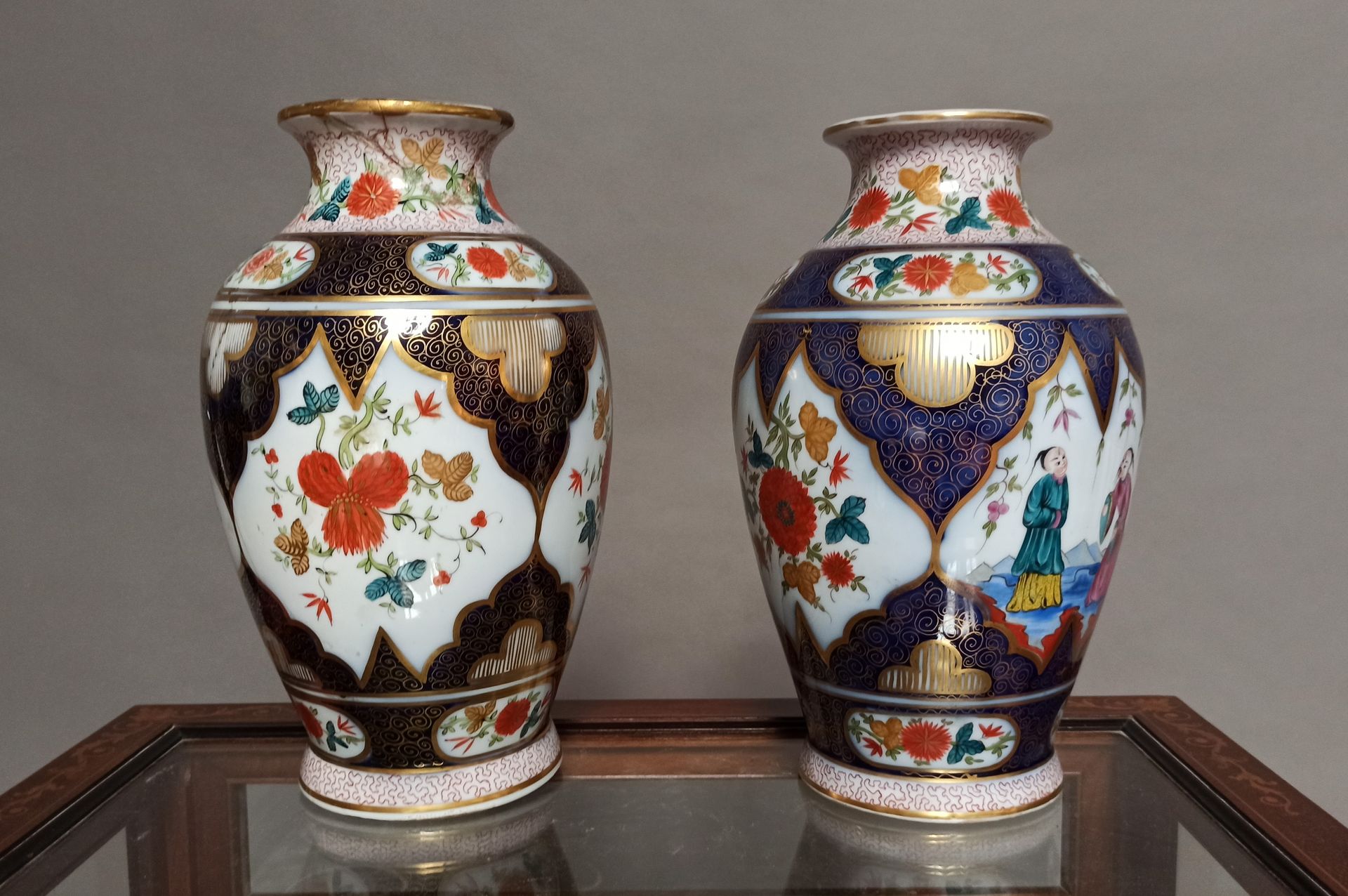 Null 巴耶克斯(BAYEUX)

一对卵圆形的瓷瓶，有中国夫妇的多色装饰，在蓝底上有匈牙利金点装饰的储备。颈部有多色花，背景是橙色的蛭石。

19世纪

一&hellip;