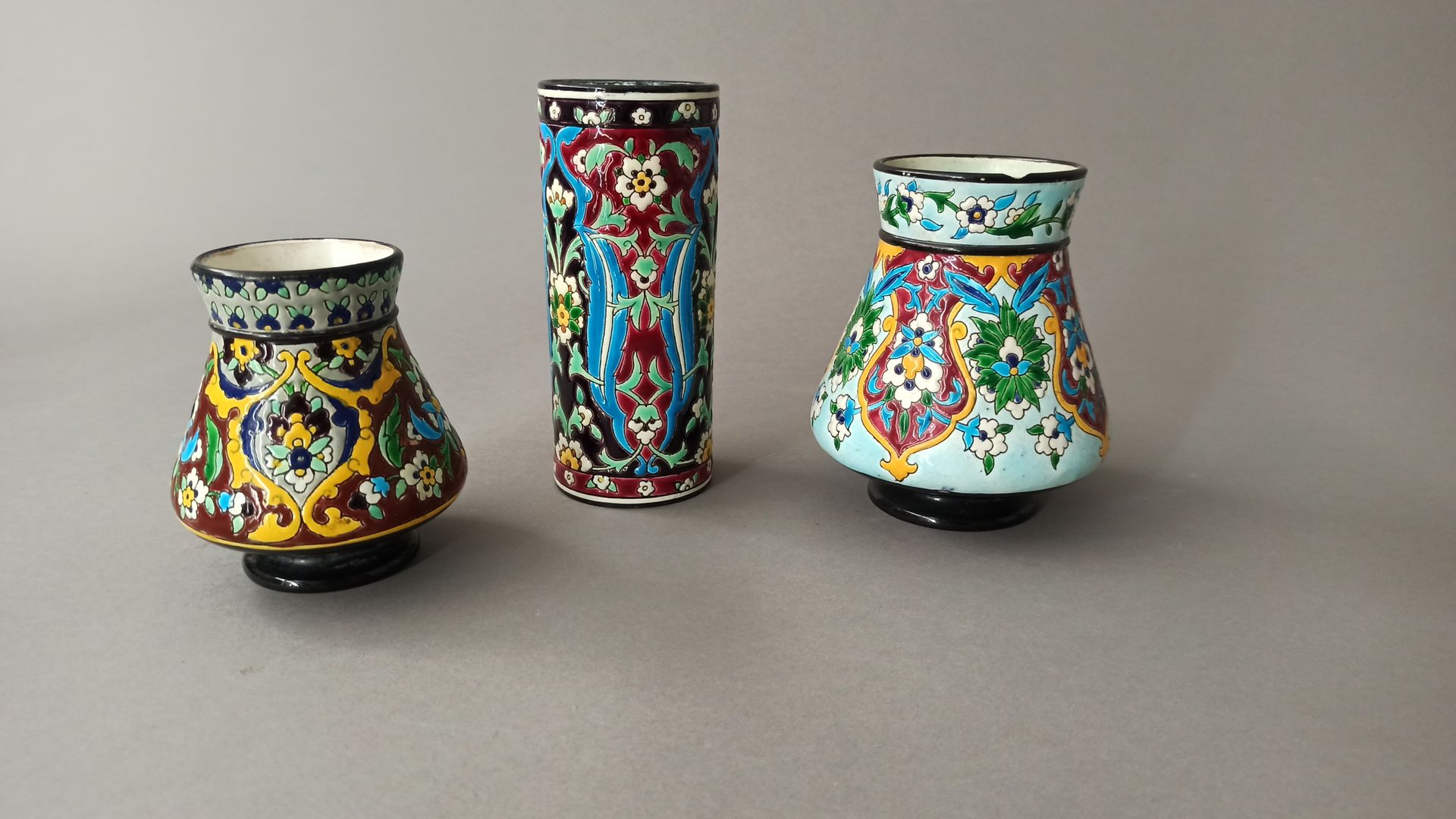 Null BORDEAUX, Alt

Zwei birnenförmige Vasen und eine runde Vase aus Steingut mi&hellip;