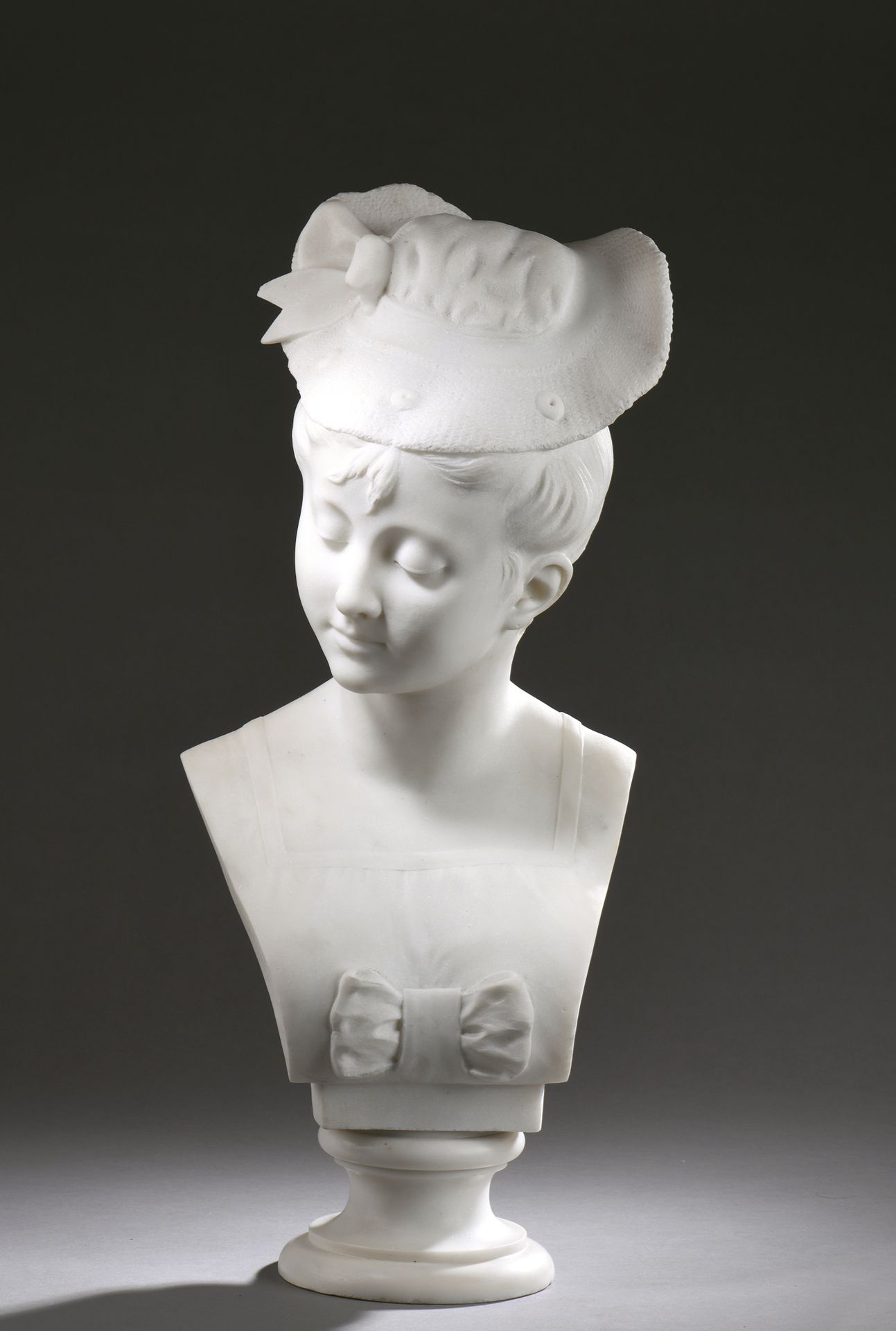 Null 归功于爱德华多-罗西（1857-1926）。

白色大理石半身像

背面签有 "Rossi"。

带帽子的优雅女人

H.59厘米