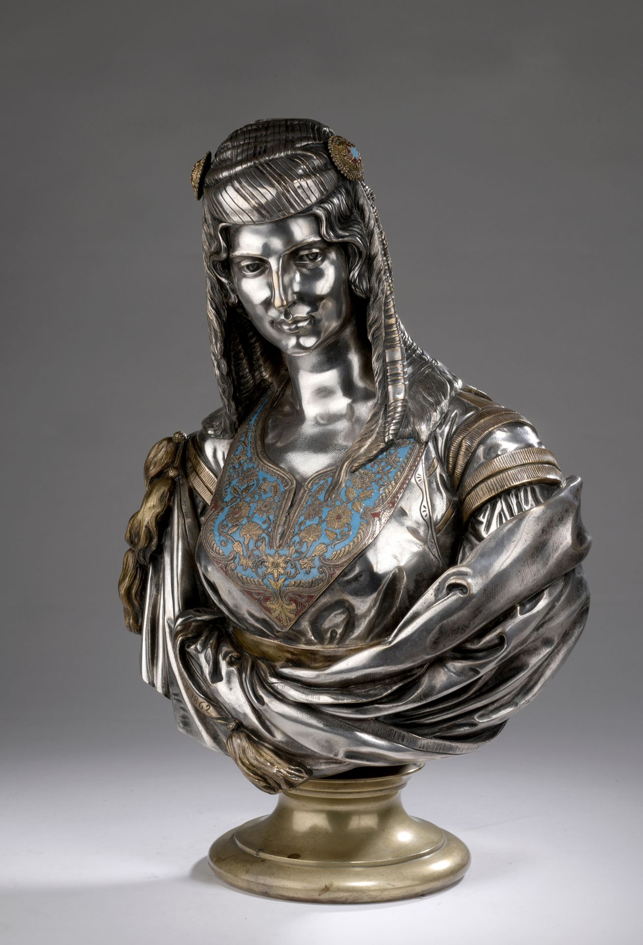 Null 查尔斯-科迪尔 (1827-1905)

阿尔及尔的女犹太人

镀银和镀金的青铜半身像，带有蓝色和红色珐琅的亮点

有签名和日期的 "CORDIER &hellip;