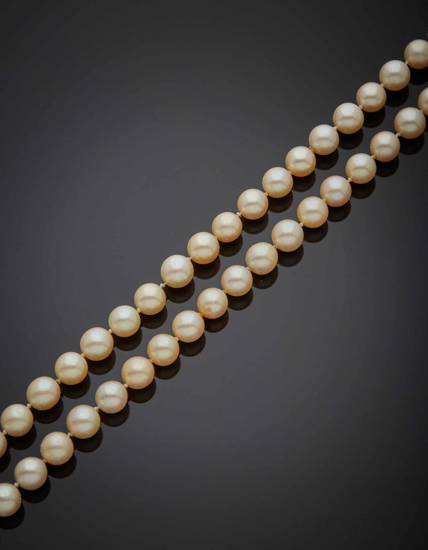 Null 养殖珍珠制成的长项链，安装在打结的钢丝上。

珠子 7 - 8,50毫米 长75,50厘米