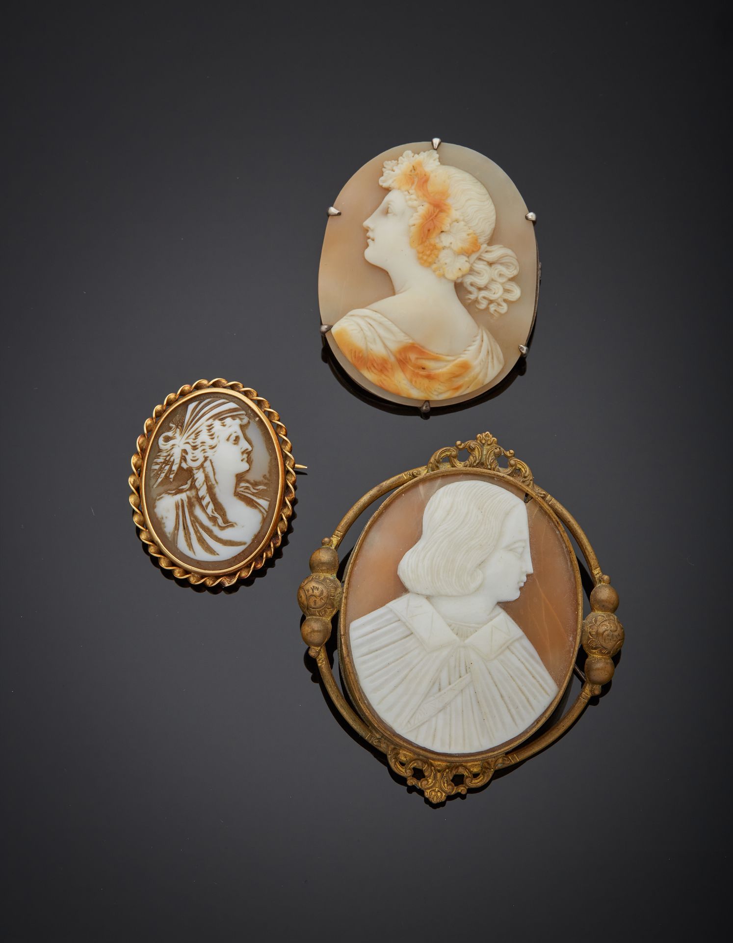 Null 18K yellow gold 750‰ brooch, adorned with a cameo on shell depicting a prof&hellip;