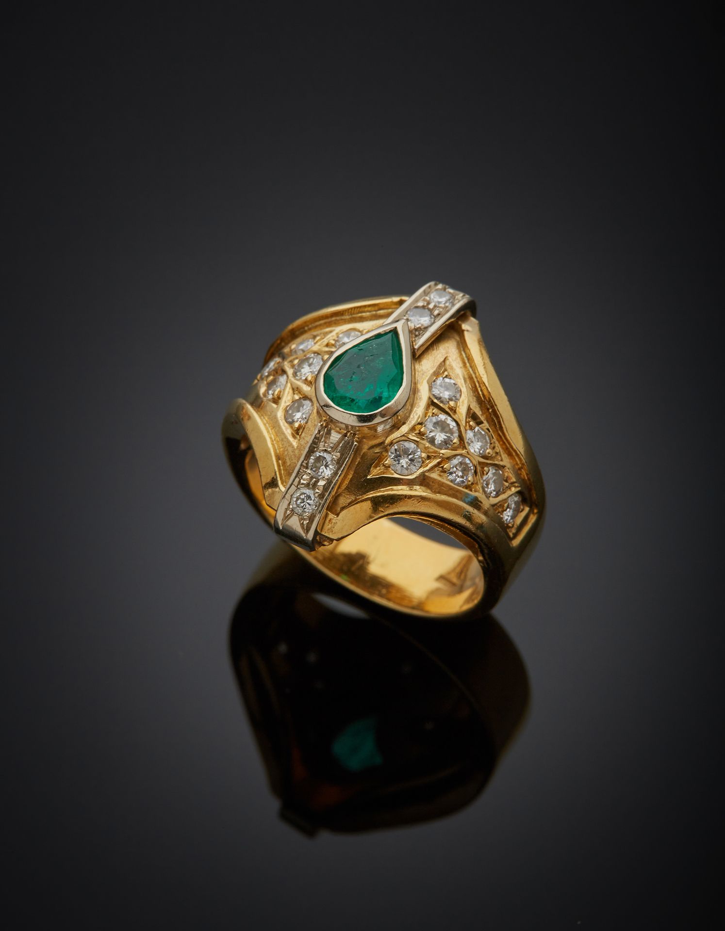 Null 一枚18K黄金750‰的戒指，中央镶嵌着一颗梨形切割的祖母绿，肩部是2倍的明亮式切割钻石，铺满了明亮式切割钻石。石头是有种子的。手指尺寸56 毛重12&hellip;