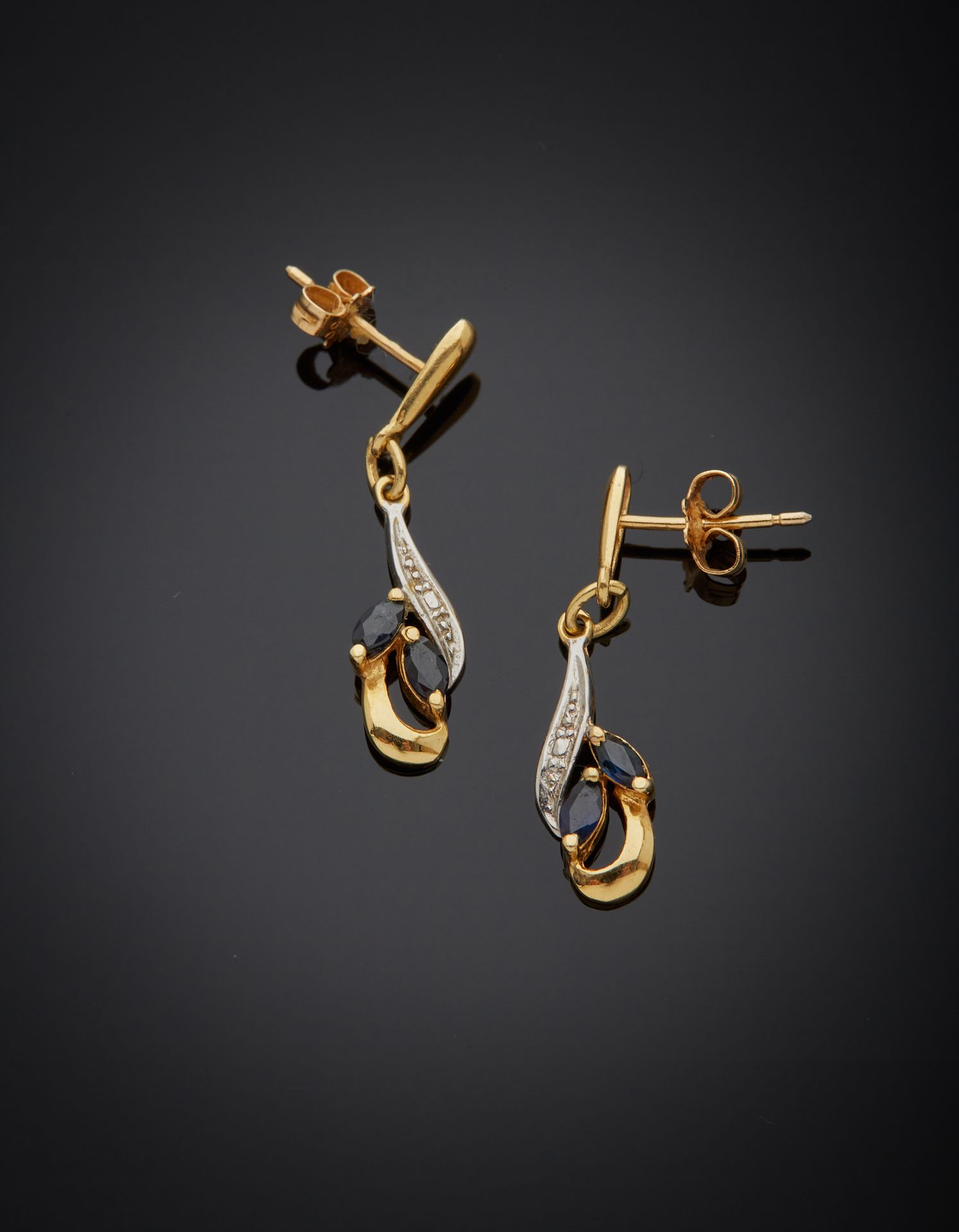 Null 一对18K黄金750‰的耳环，在镂空的底座上装饰着两颗脐带式切割的蓝宝石。使用的痕迹。

H.2.50 cm 毛重 1.30 g