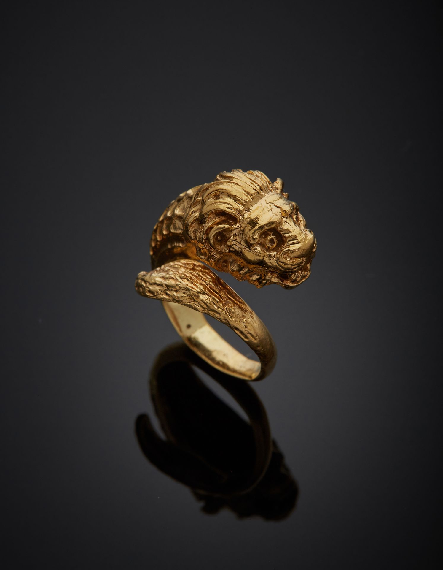 Null 一枚18K黄金750‰的卷轴戒指，上面装饰着一个狮子头。穿着。

手指尺寸46（可适应） 总重量8.20克