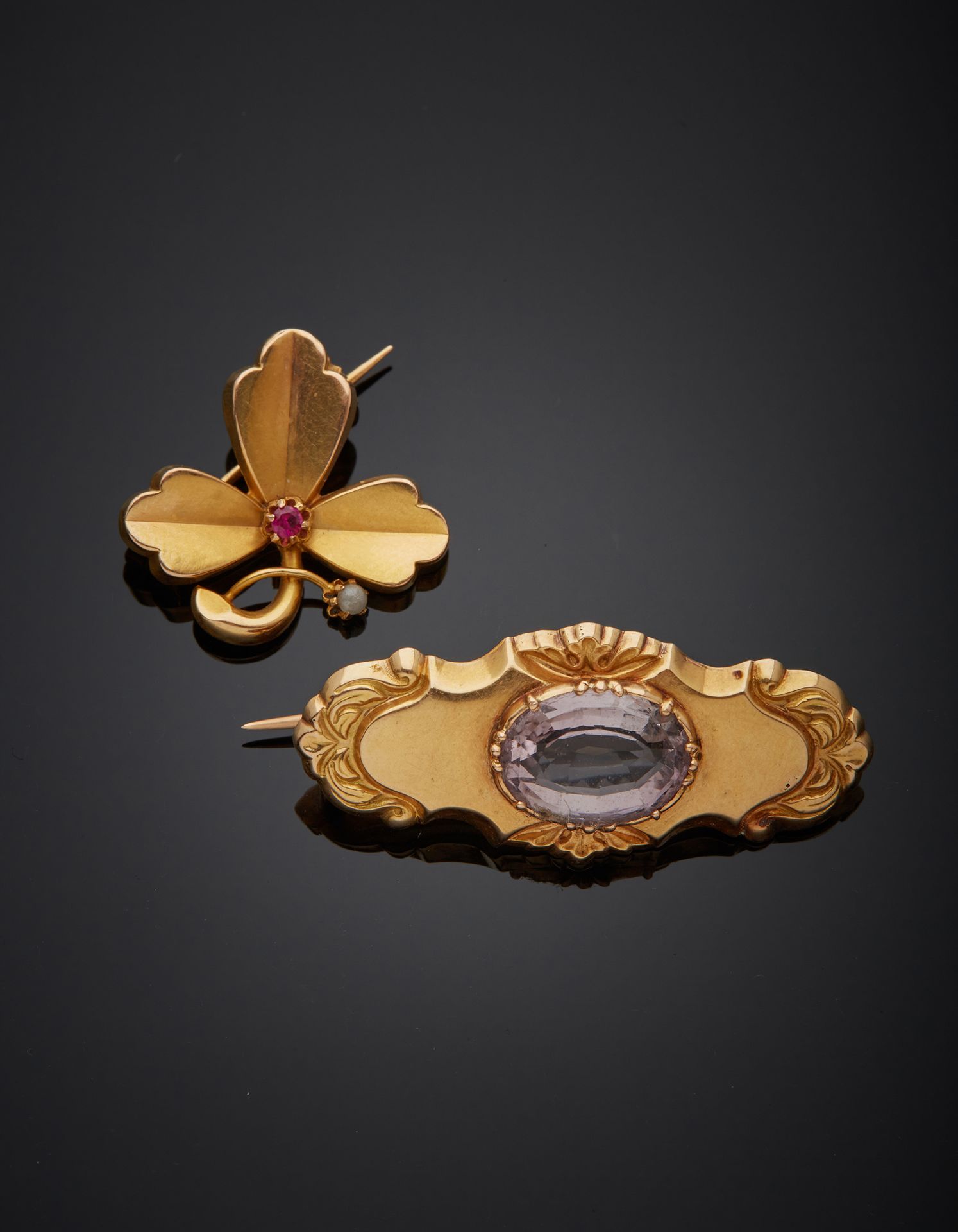 Null 
Lot comprising:

- a 
14K yellow gold 
585‰ brooch 
, oblong in shape, sca&hellip;