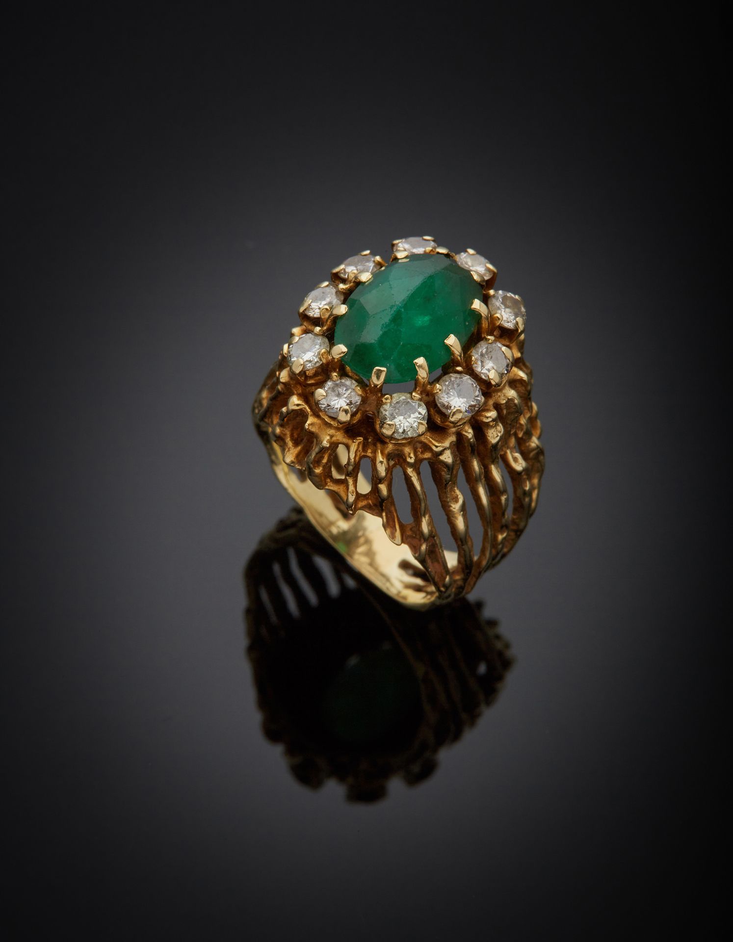 Null 一枚14K黄金585‰的戒指，中央镶嵌着一颗椭圆形（处理过的）祖母绿，周围环绕着明亮式切割的钻石，戒身有鏤空的设计。这些石头都是有种子的。

手指尺寸&hellip;