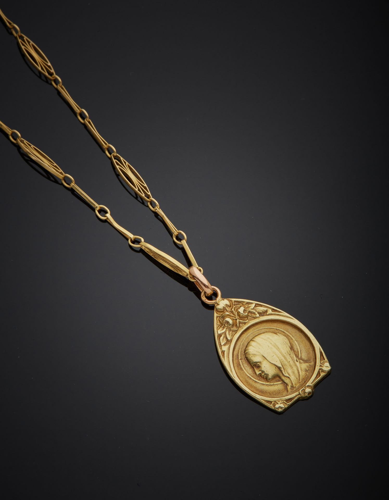 Null Médaille en or jaune 18K 750‰, en forme d’obus, bordée de roses, au centre &hellip;