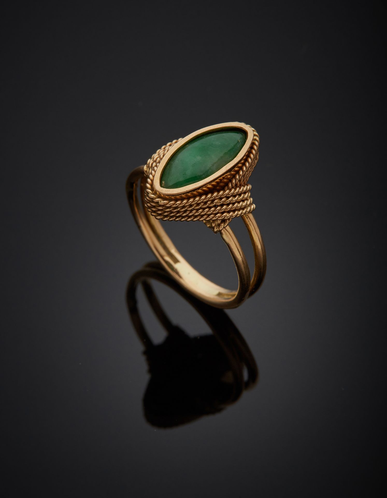 Null 一枚18K黄金750‰的侯爵形戒指，用编织线装饰，镶嵌有凸圆形切割（处理过的）玉石，呈脐状。

手指大小55，毛重4.90克