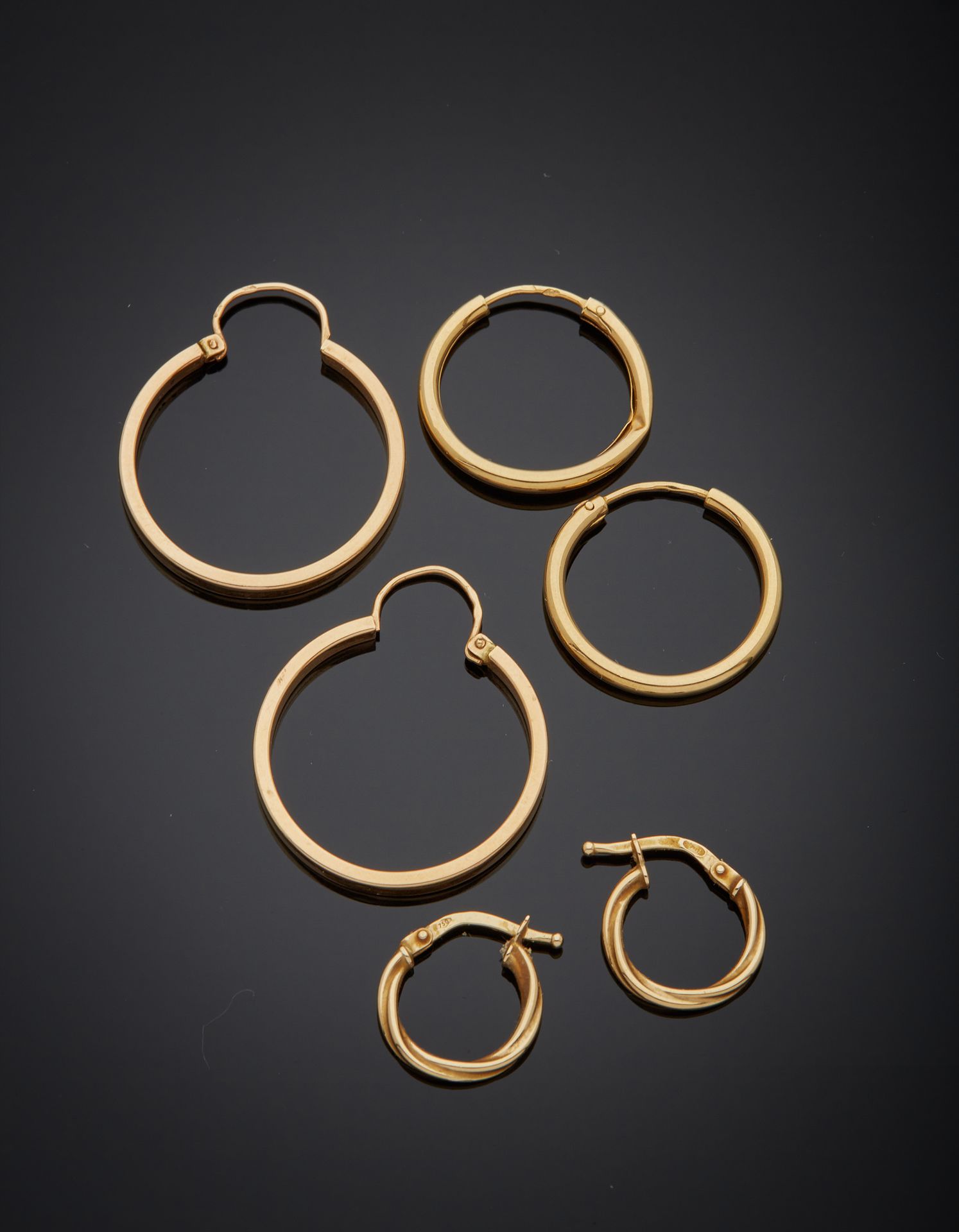 Null 一件18K黄金750‰的拍品，包括。

- 一对耳环，克里奥尔式，有扭曲的装饰。高1,50厘米

- 一对耳环，克里奥尔人。凹痕和事故。D. 2厘米
&hellip;